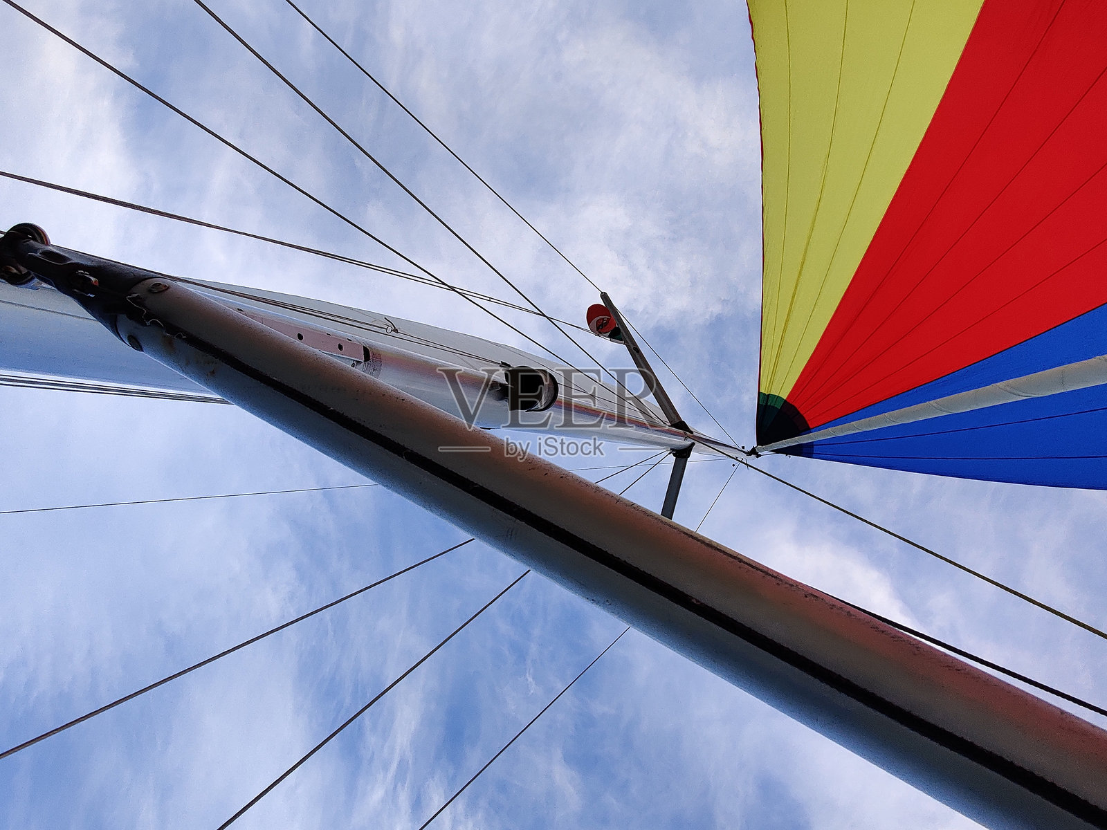 五彩斑斓的帆船风帆在海上航行，宁静的傍晚天气。照片摄影图片