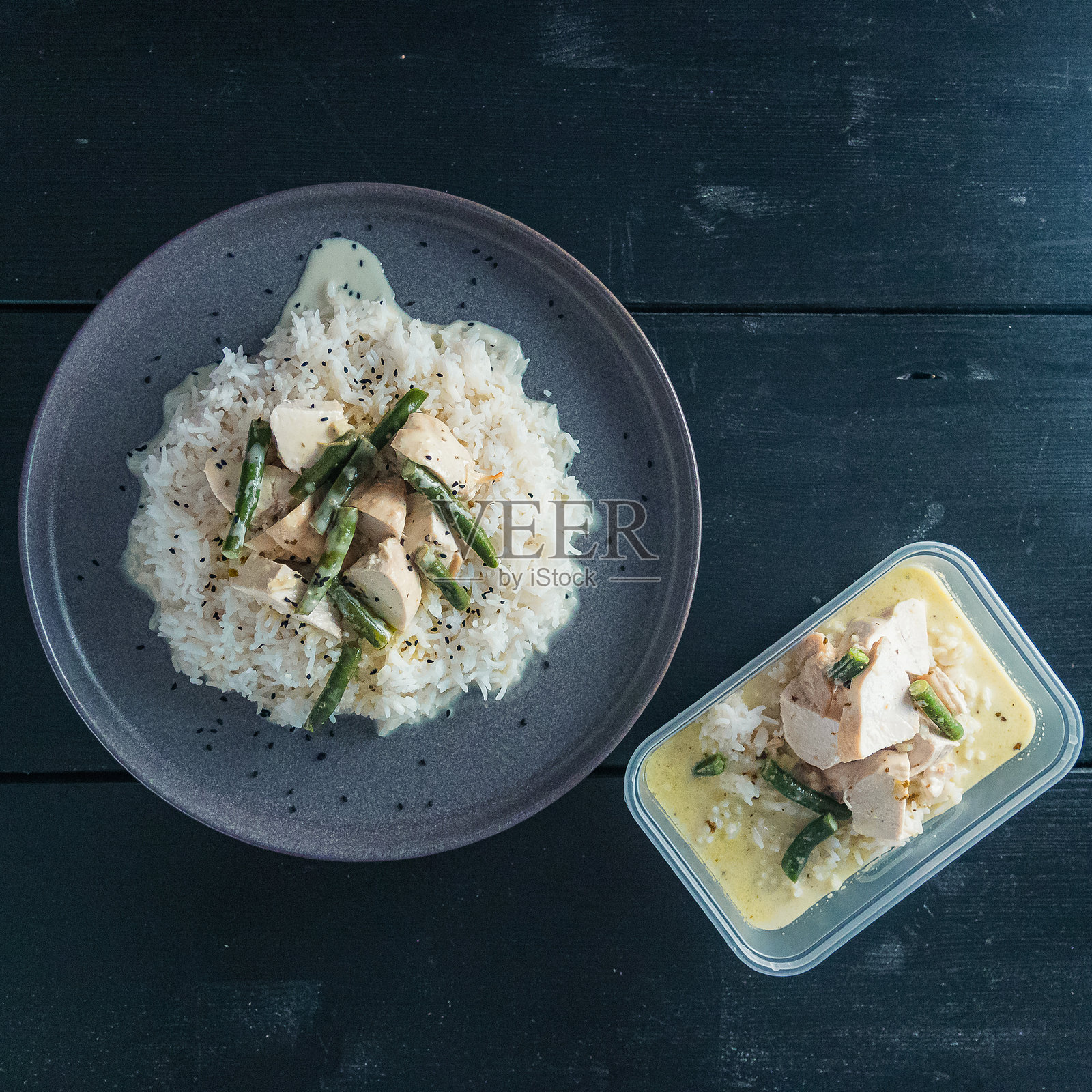 白色奶油鸡肉配香米、豌豆和青菜照片摄影图片