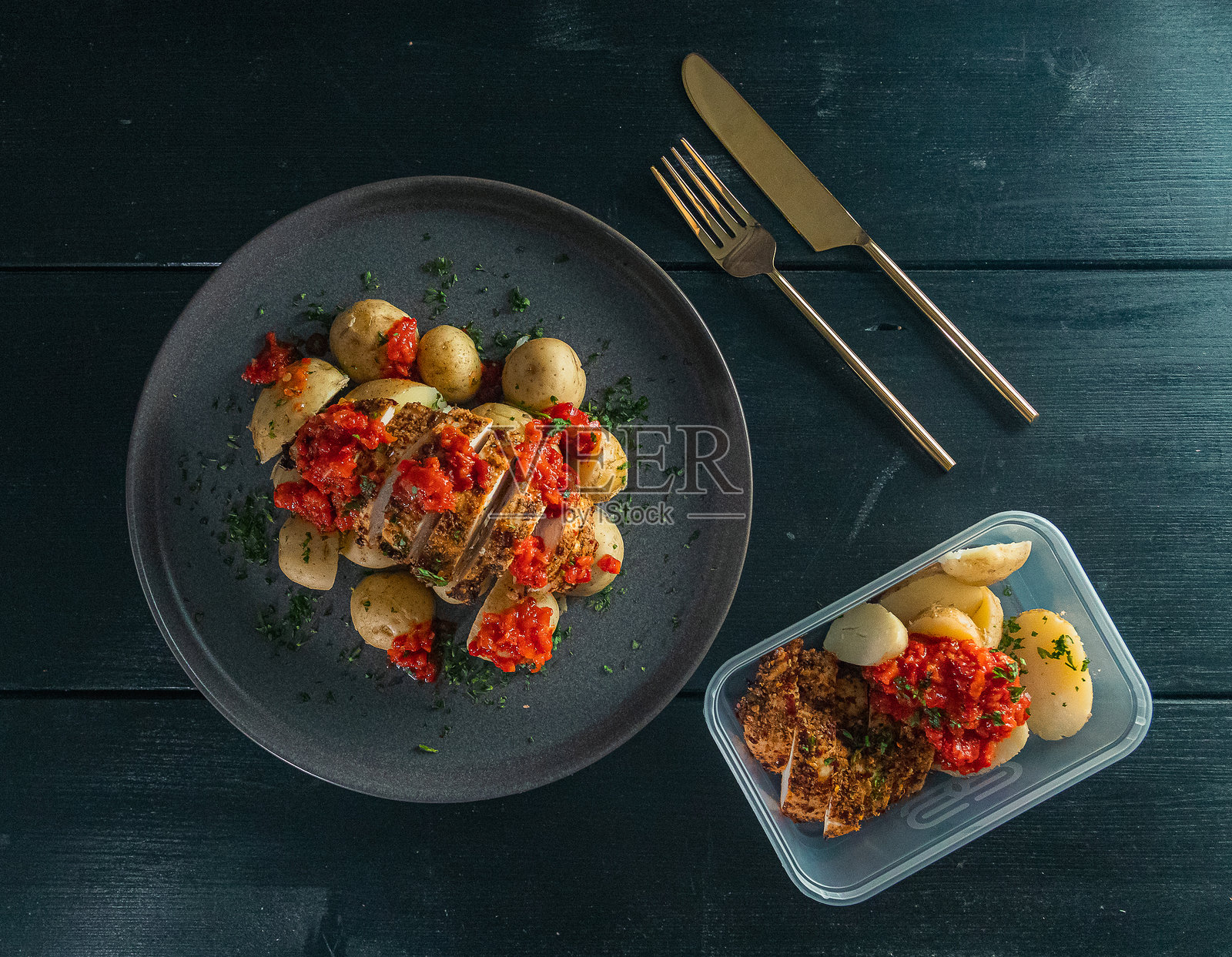 意大利风味的鸡腿肉配番茄酱照片摄影图片