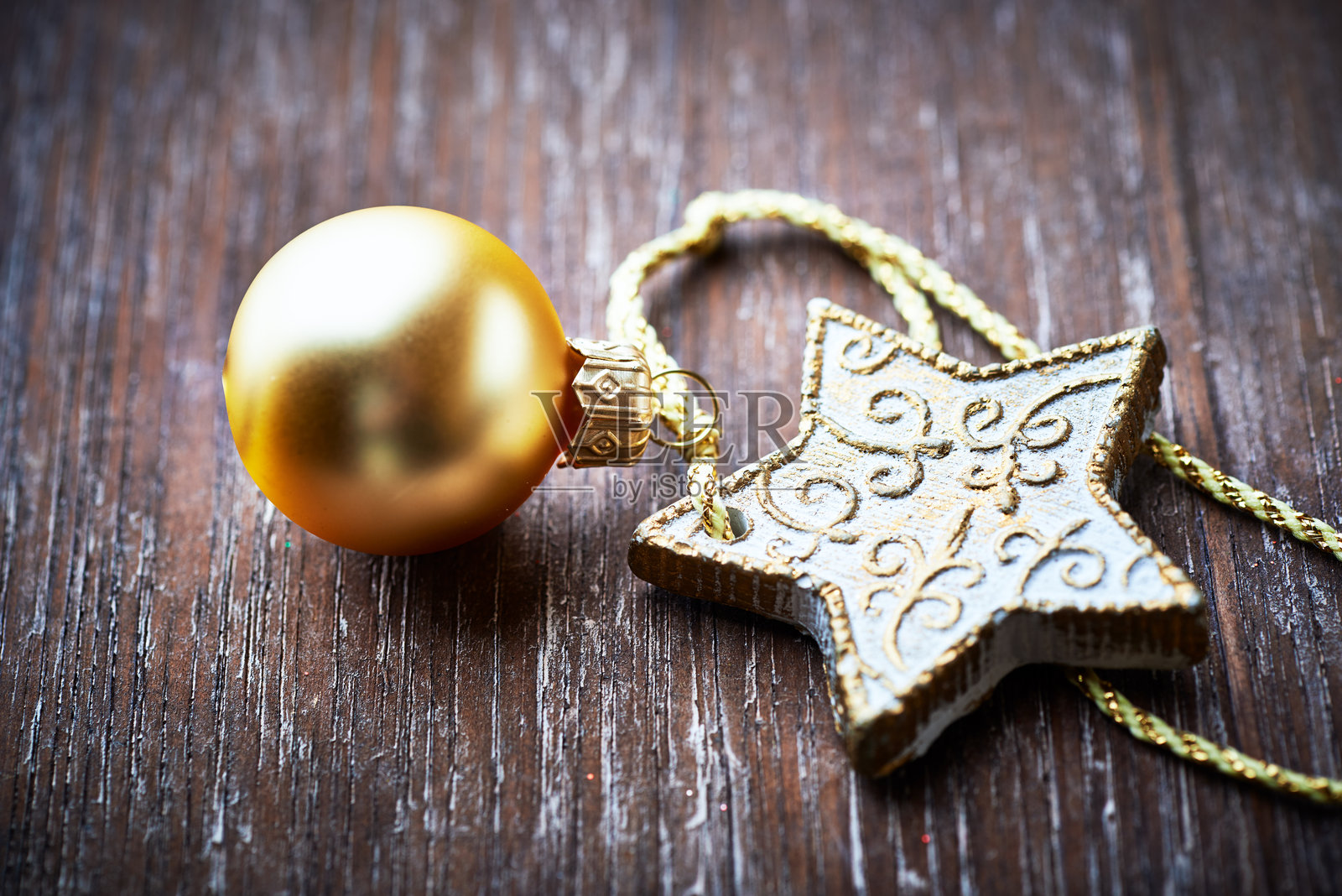 乡村风格木质背景上的圣诞装饰特写。照片摄影图片