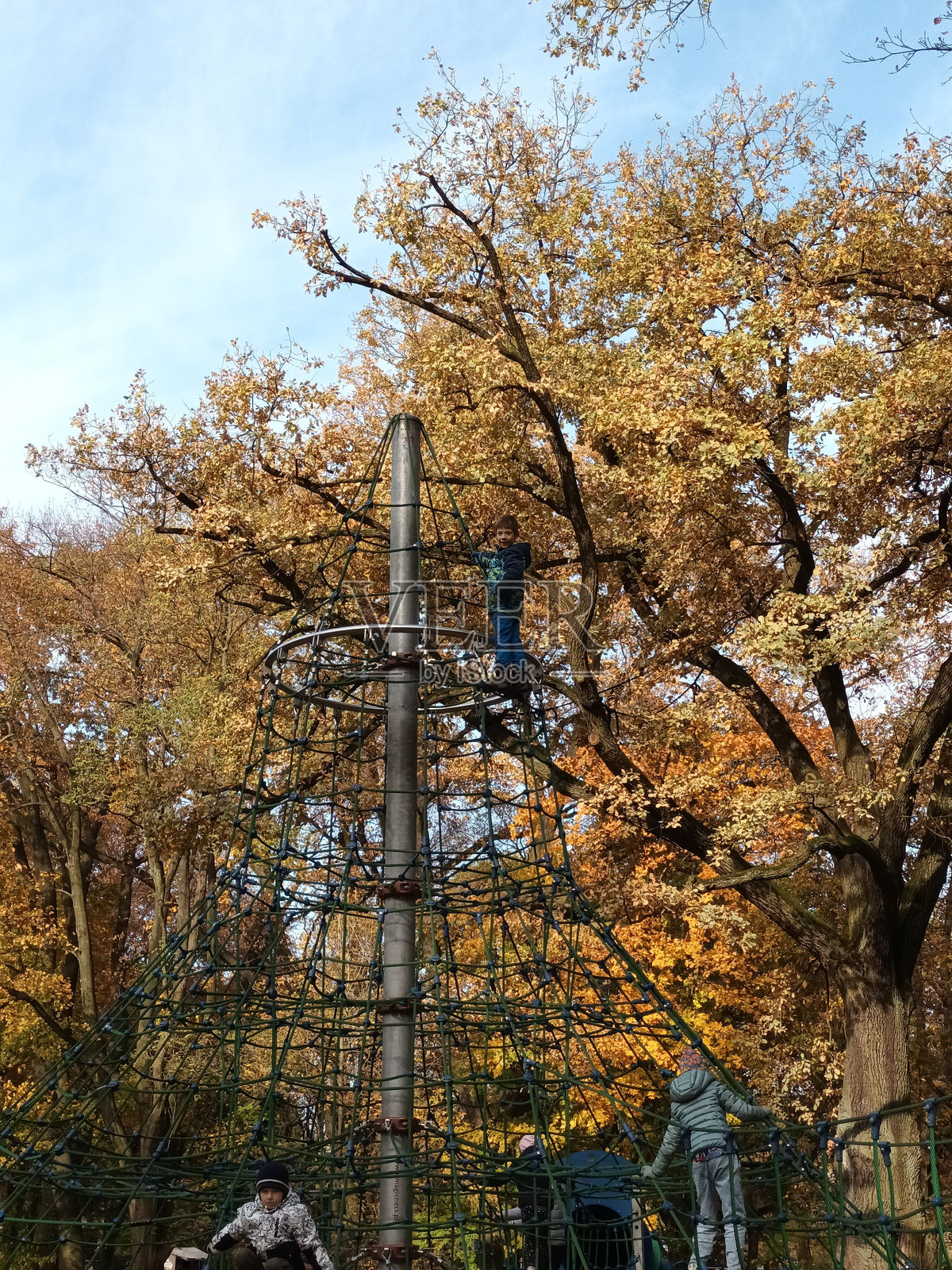 在秋色中高高攀登照片摄影图片