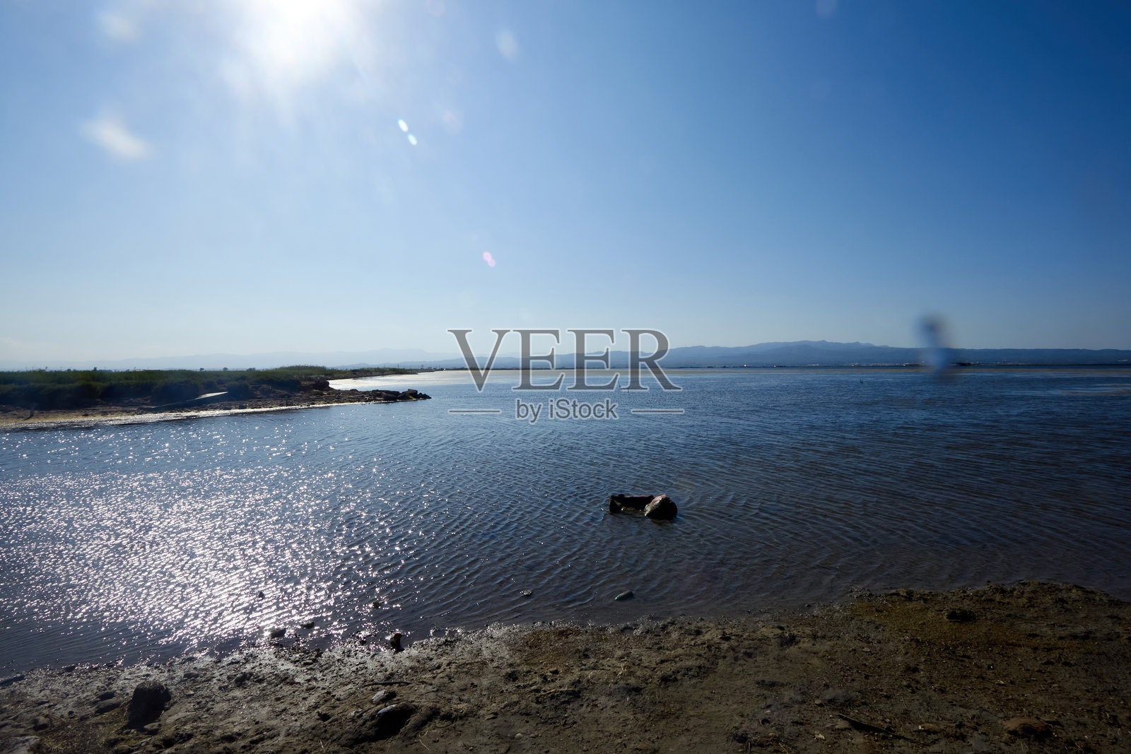 黄昏时分的宁静水景照片摄影图片