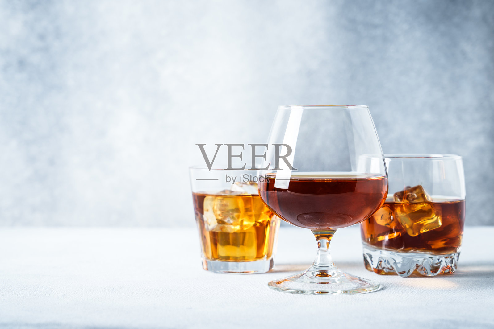 烈性酒。威士忌、朗姆酒、龙舌兰酒、干邑。照片摄影图片