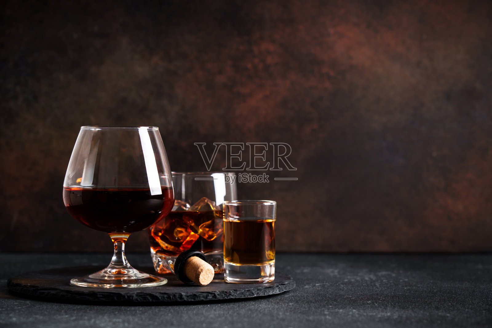 烈性酒。威士忌、朗姆酒、龙舌兰酒、白兰地照片摄影图片