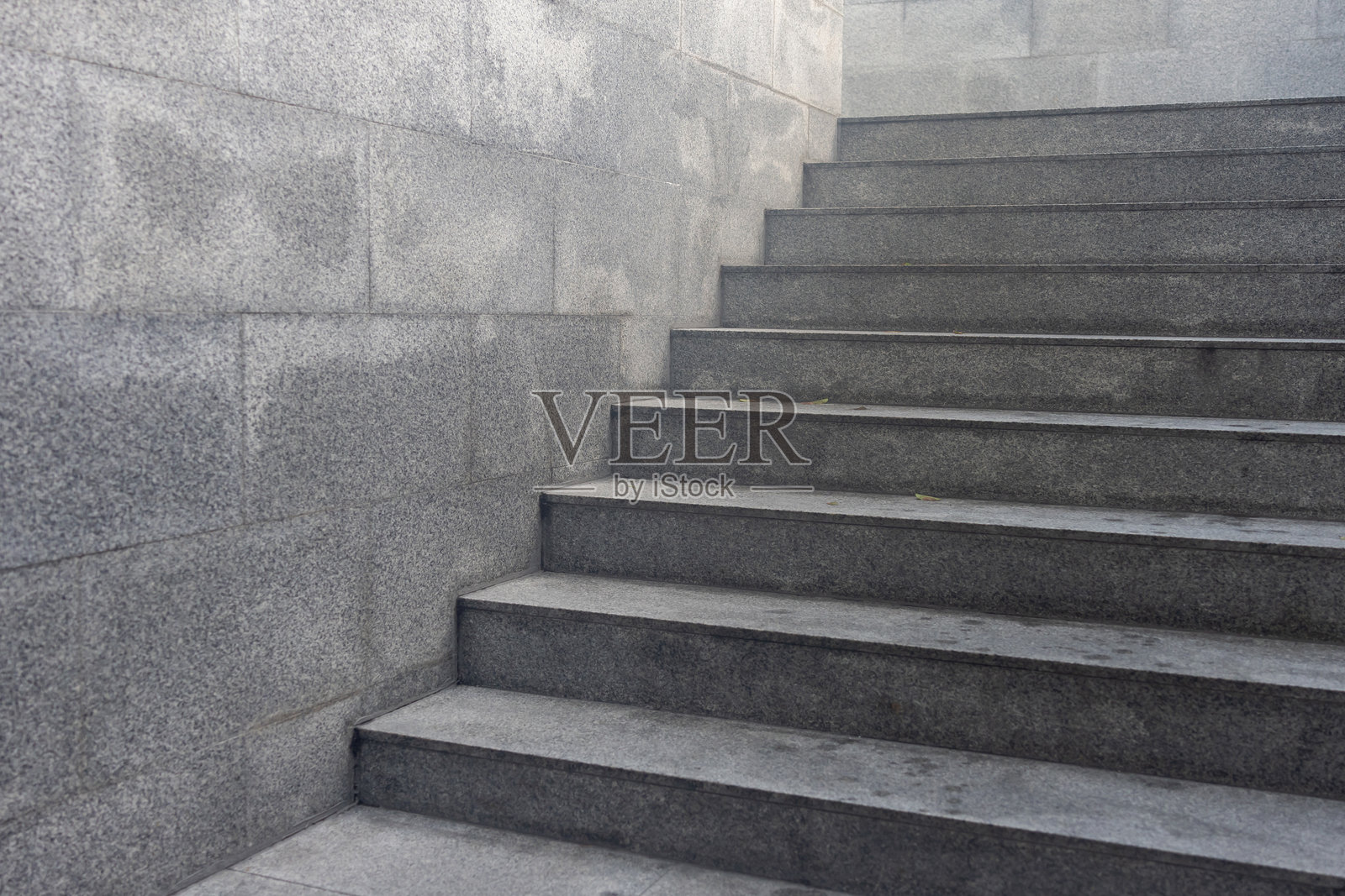一座灰色的楼梯，背后是一面灰色的墙。照片摄影图片