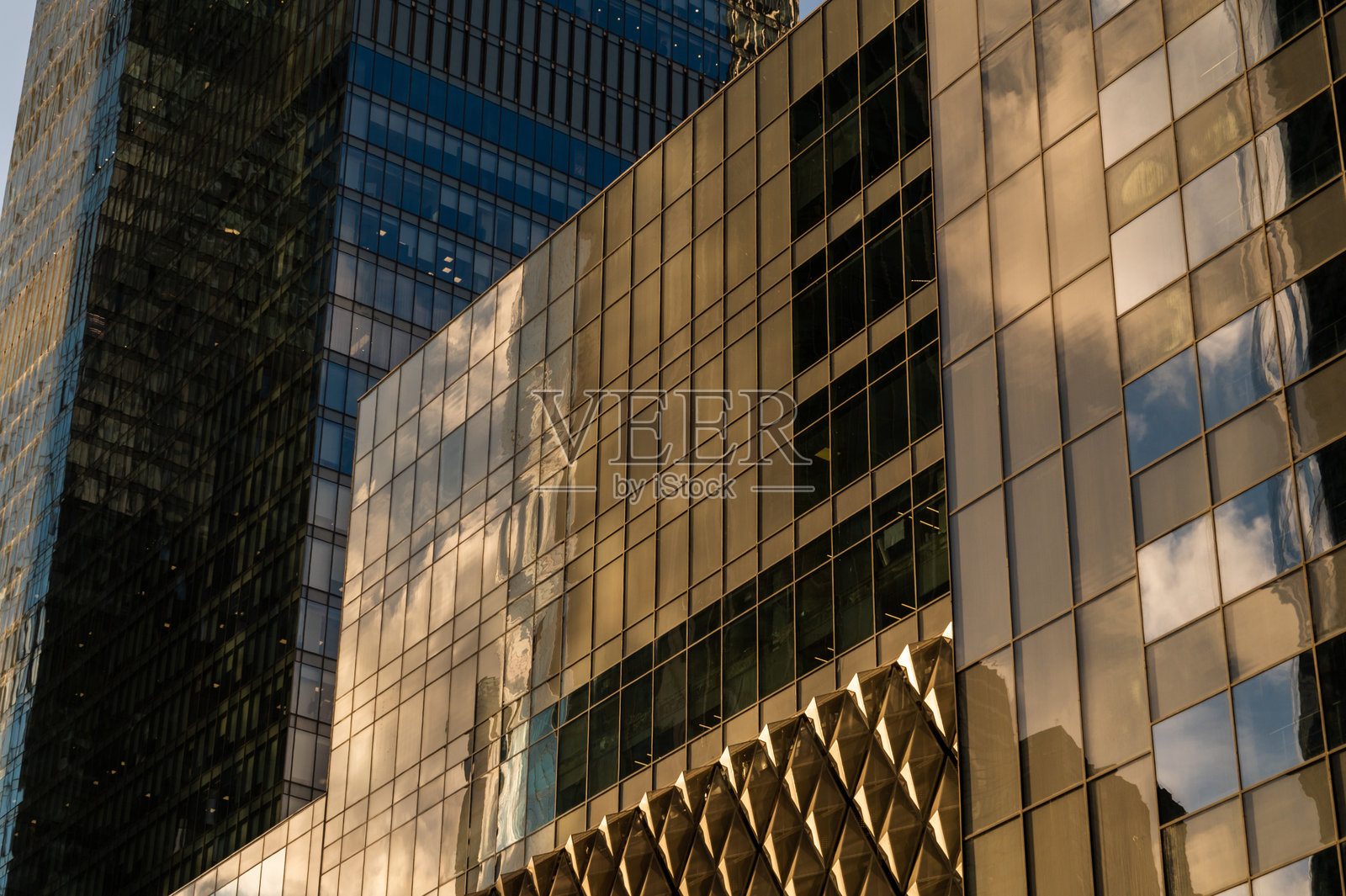 仰望现代高层办公大楼。照片摄影图片