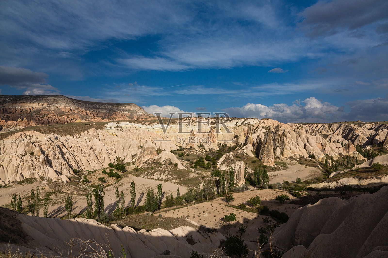 土耳其卡帕多奇亚格雷梅国家公园的红谷和玫瑰谷的岩石照片摄影图片