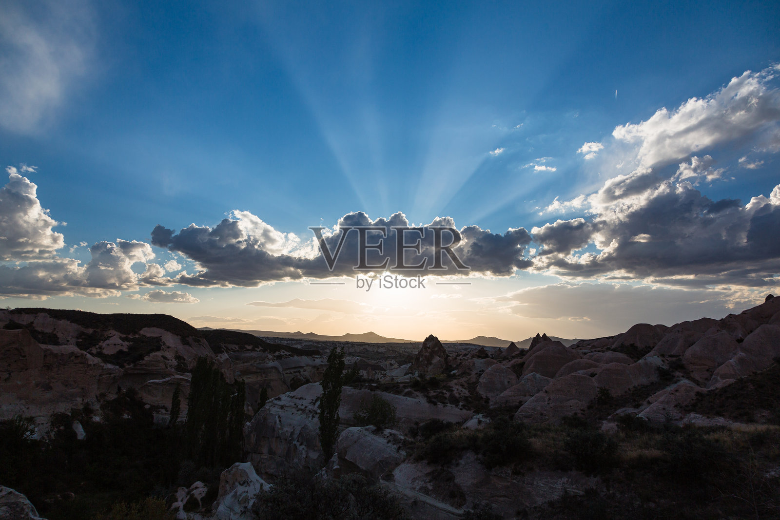 土耳其卡帕多奇亚格雷梅国家公园的玫瑰谷岩石照片摄影图片