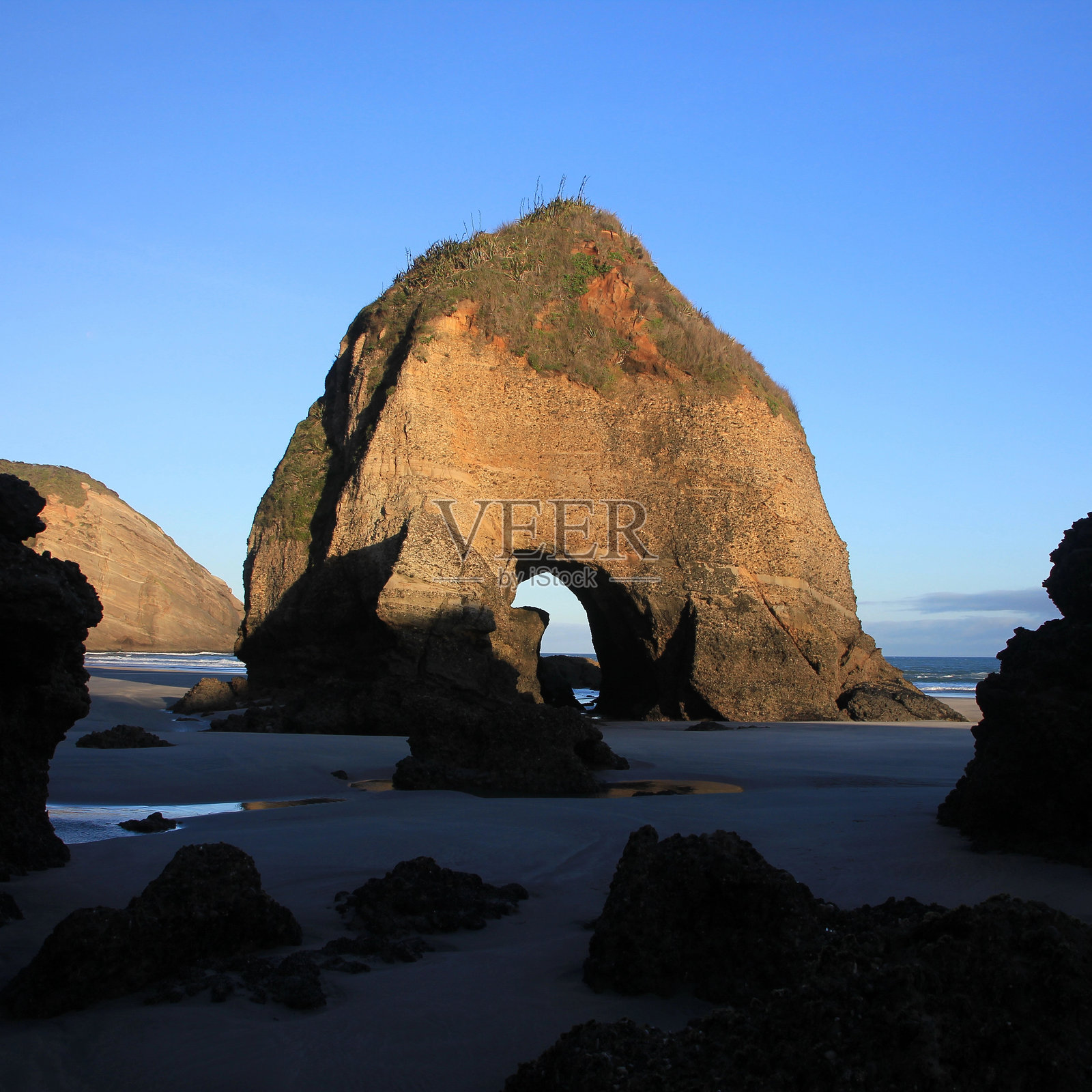 新西兰瓦哈里基海滩的岩石形成与洞穴。照片摄影图片