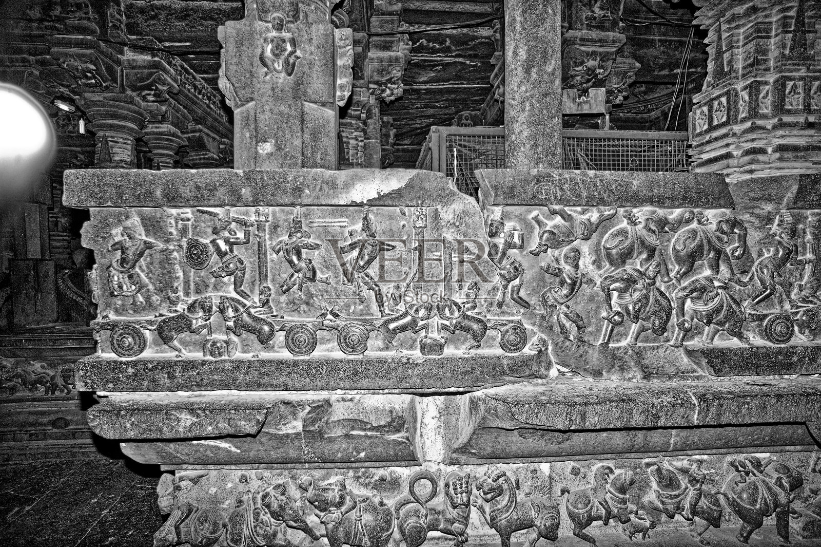 印度雅瓦特布胡雷什瓦尔寺外墙上的古典雕刻照片摄影图片