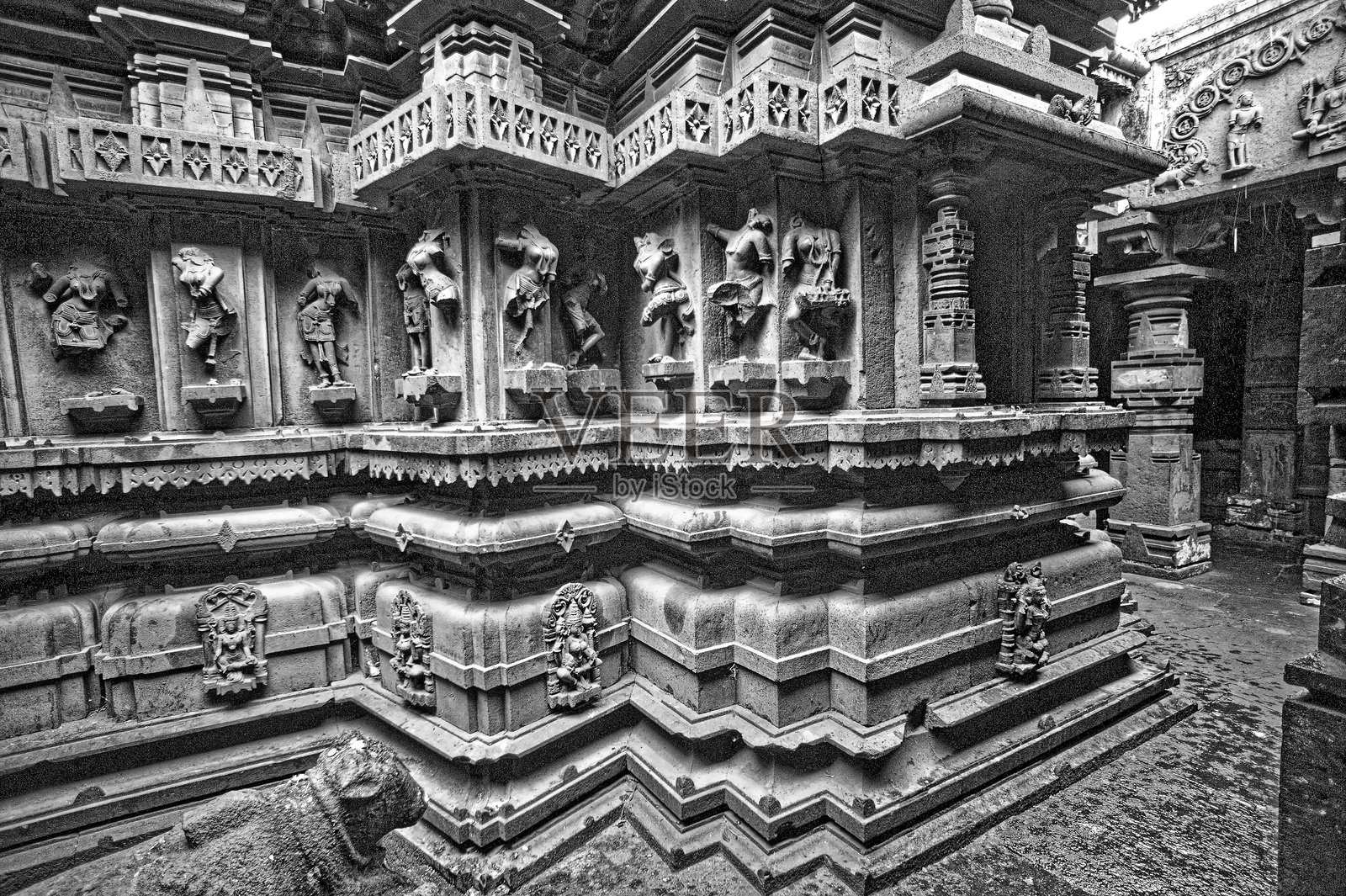 印度雅瓦特布赫勒什瓦尔寺外墙上的古典雕刻照片摄影图片