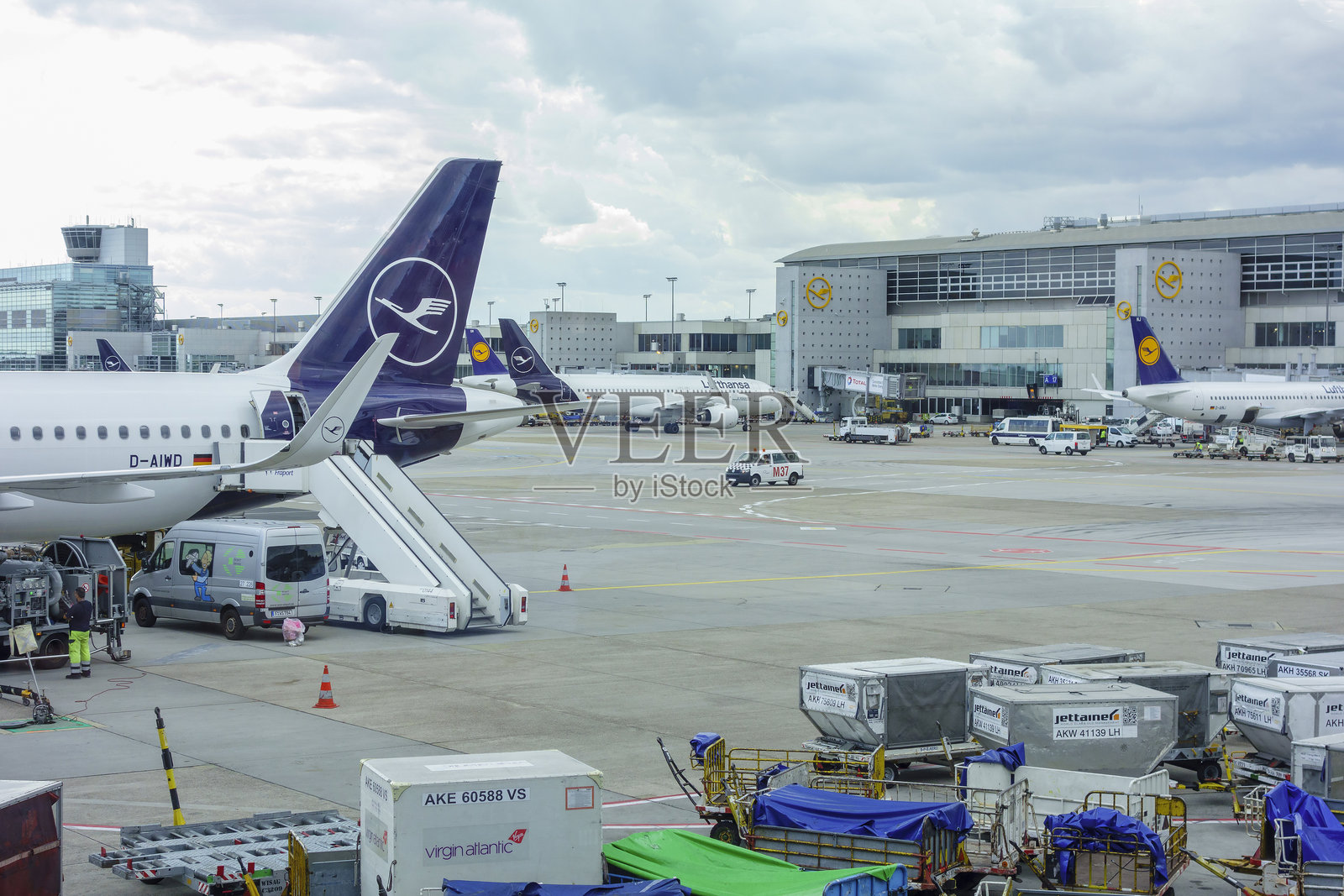 机场区域有飞机和工作车辆照片摄影图片