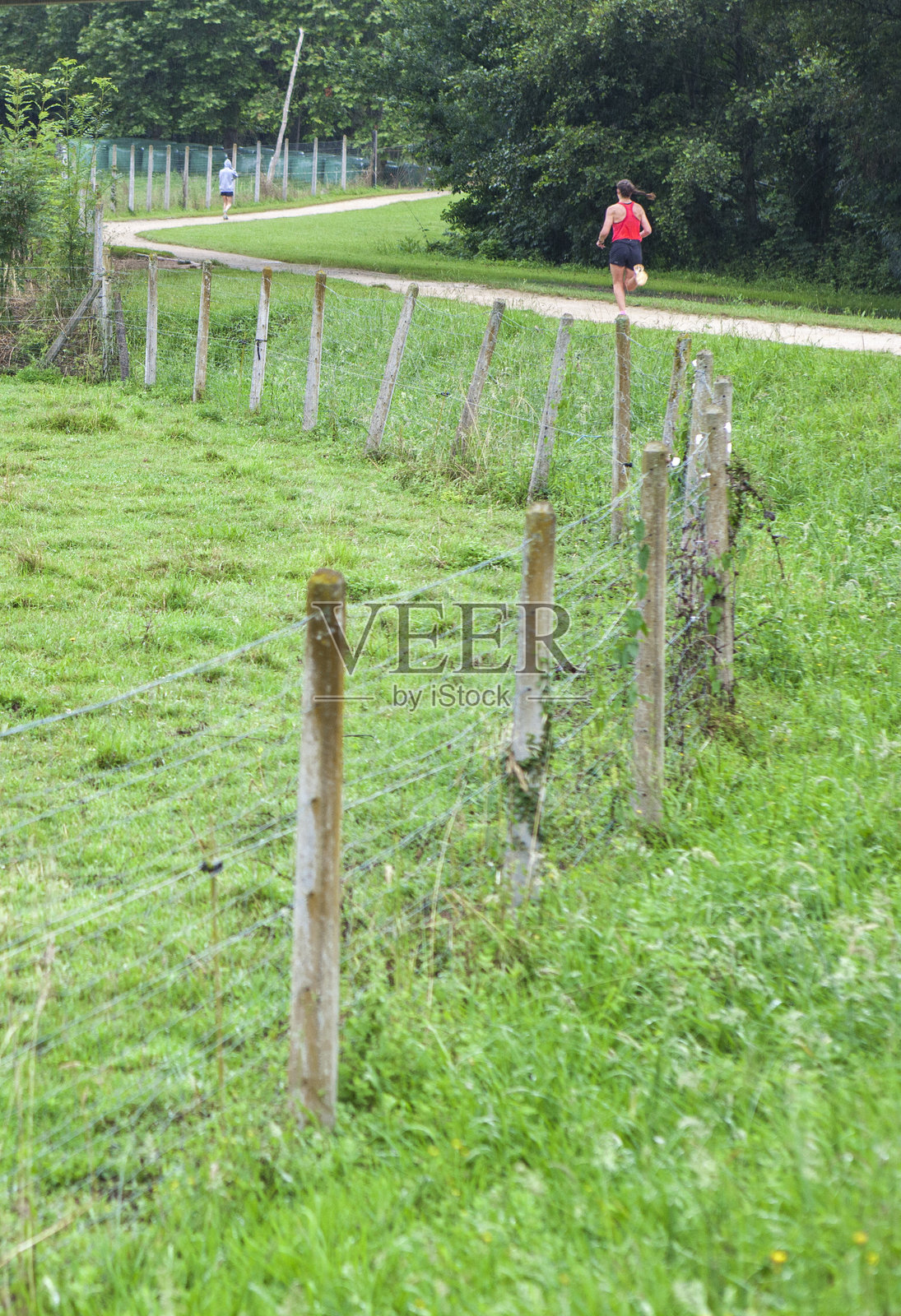 沿着利纳雷斯河的河道跑步照片摄影图片