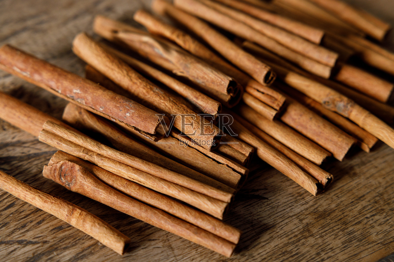 木质背景上的肉桂棒照片摄影图片
