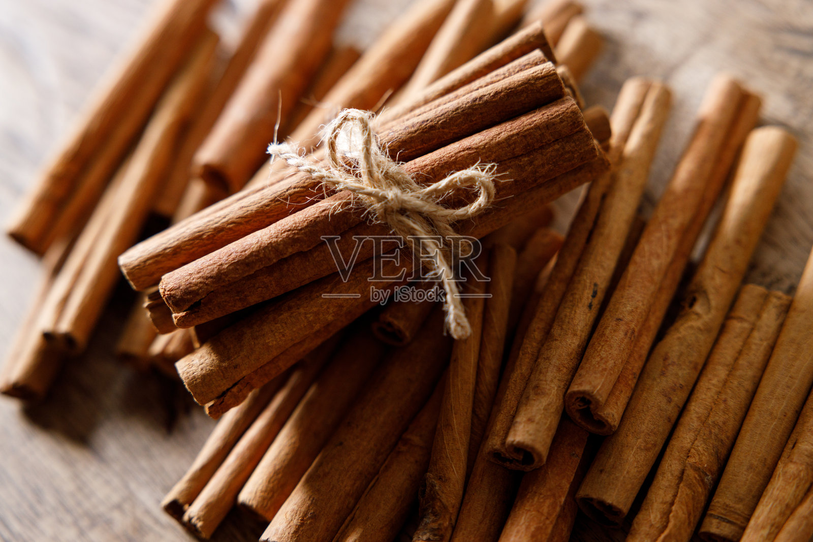 木质背景上的肉桂棒照片摄影图片