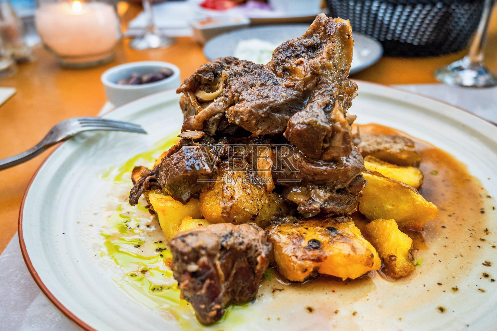 克里特岛传统美食羊肉Tsigaristo特写。照片摄影图片