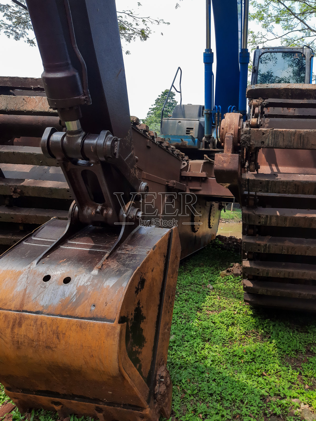 挖掘机的爪子准备好在地面上作业。照片摄影图片