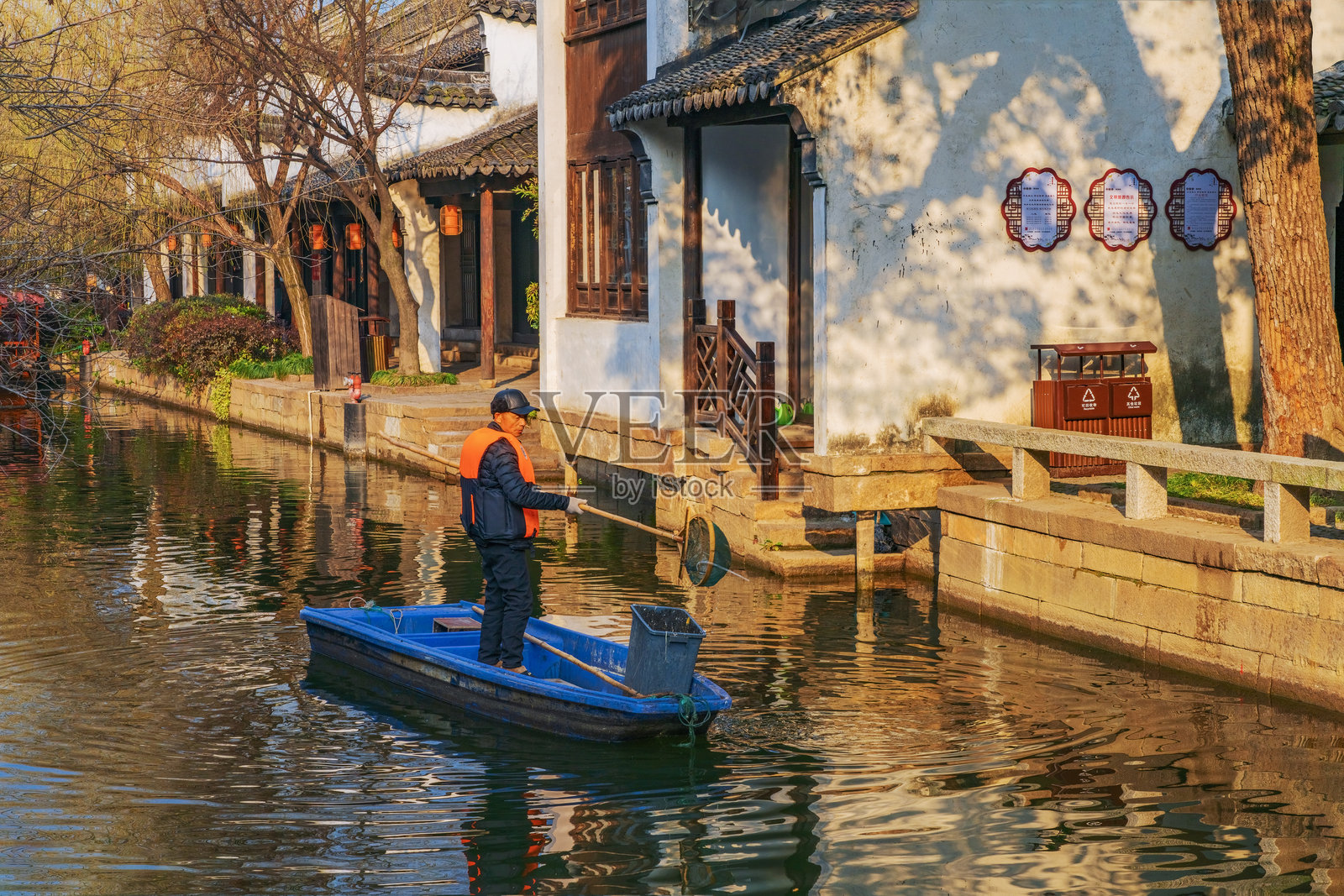 江苏省苏州市周庄古镇的古代建筑、桥梁和旅游景观照片摄影图片
