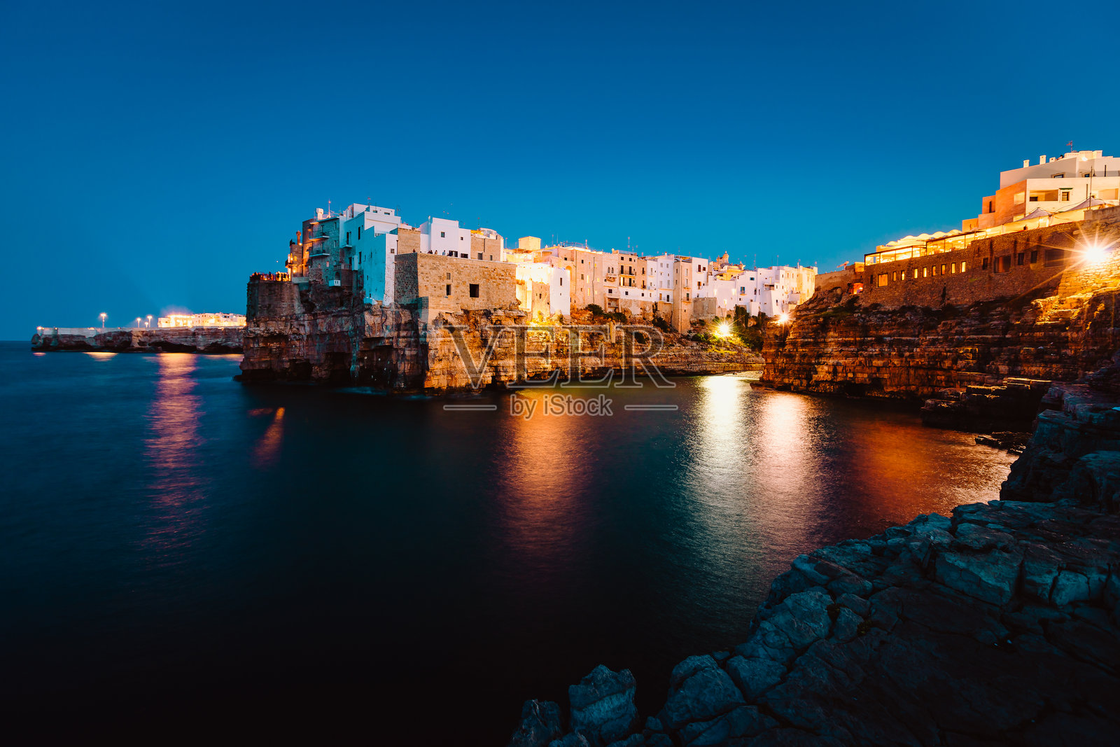 波利尼亚诺·阿马雷村的夜景被灯光照亮照片摄影图片