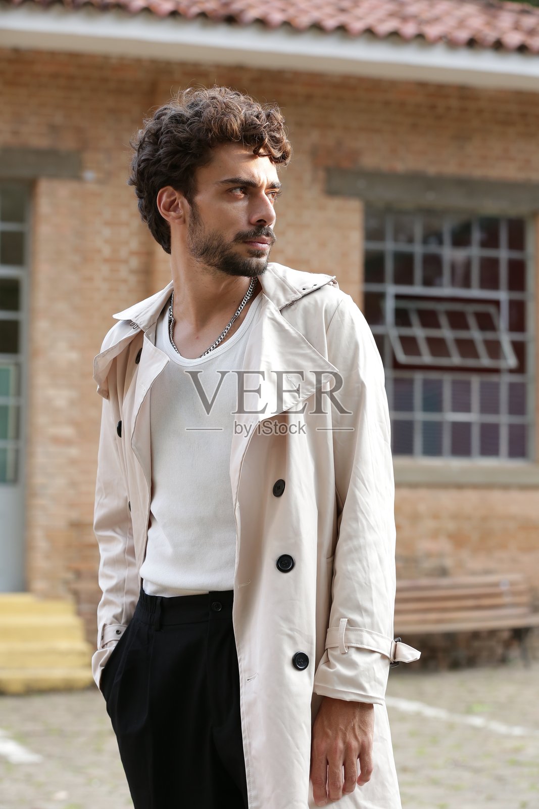 将男性摄影模特风格转变为动态姿势和引领潮流的服装。照片摄影图片