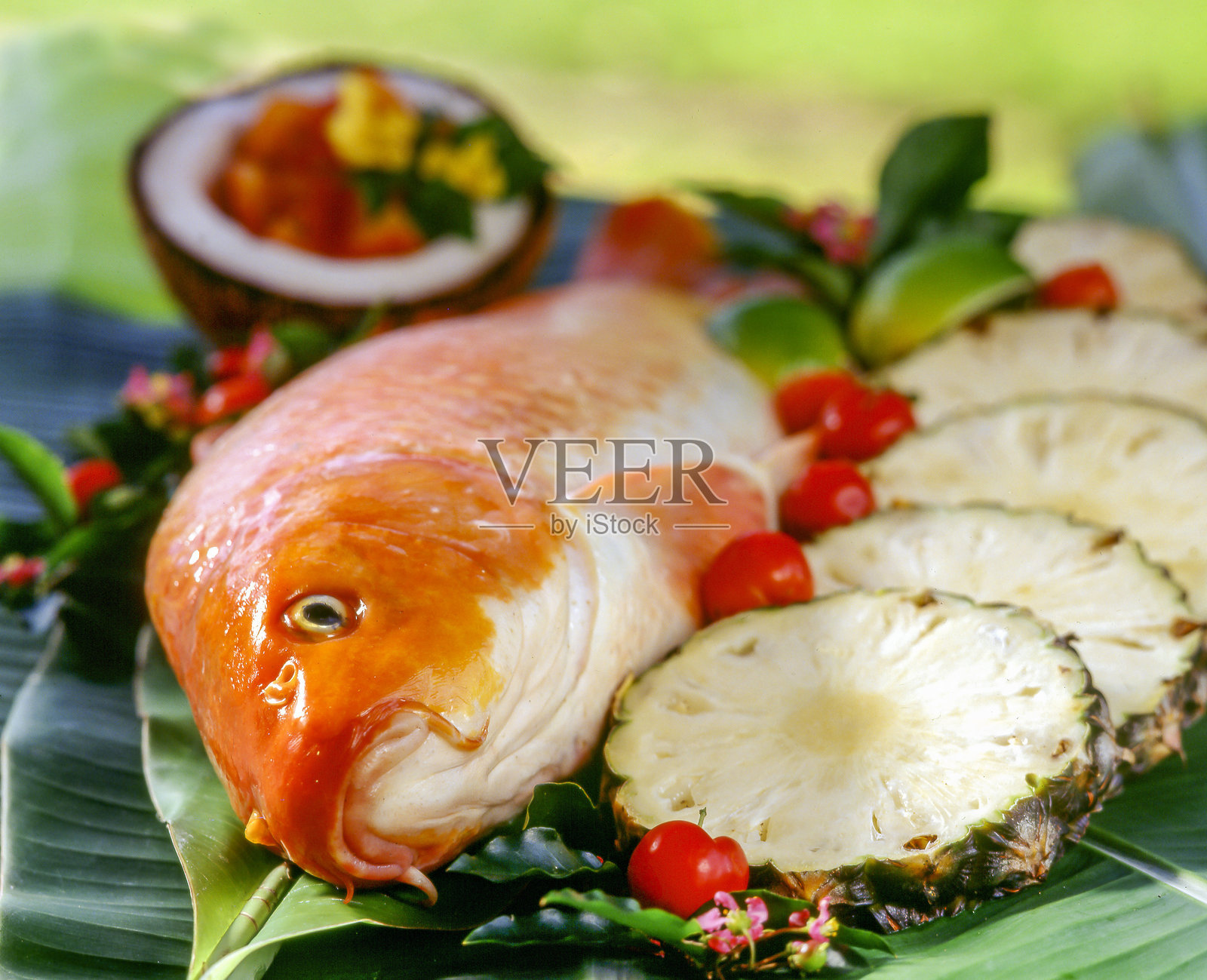 新鲜鲤鱼配热带水果和椰子装饰照片摄影图片