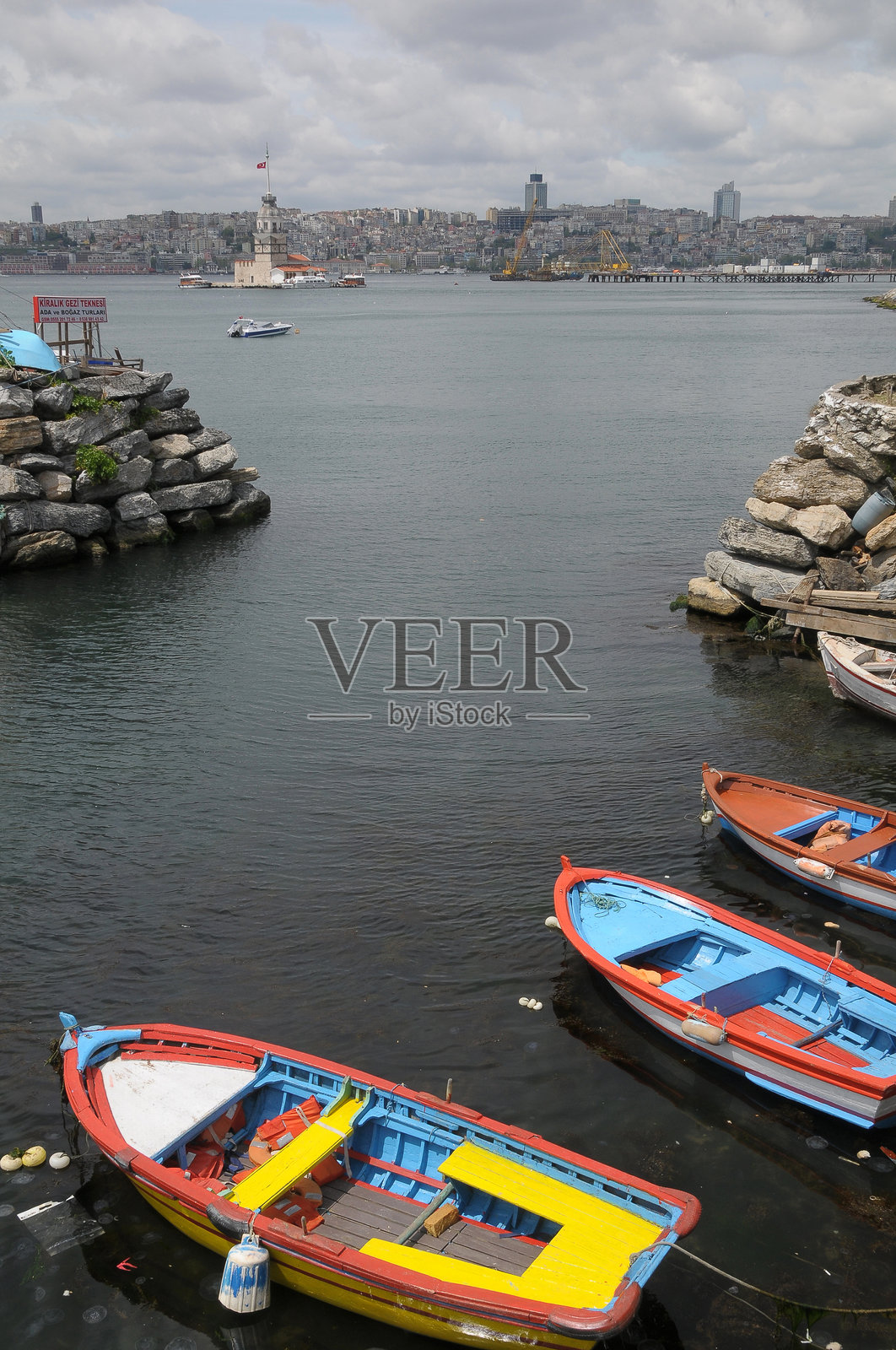 博斯普鲁斯海峡上的船只,伊斯坦布尔,土耳其照片摄影图片