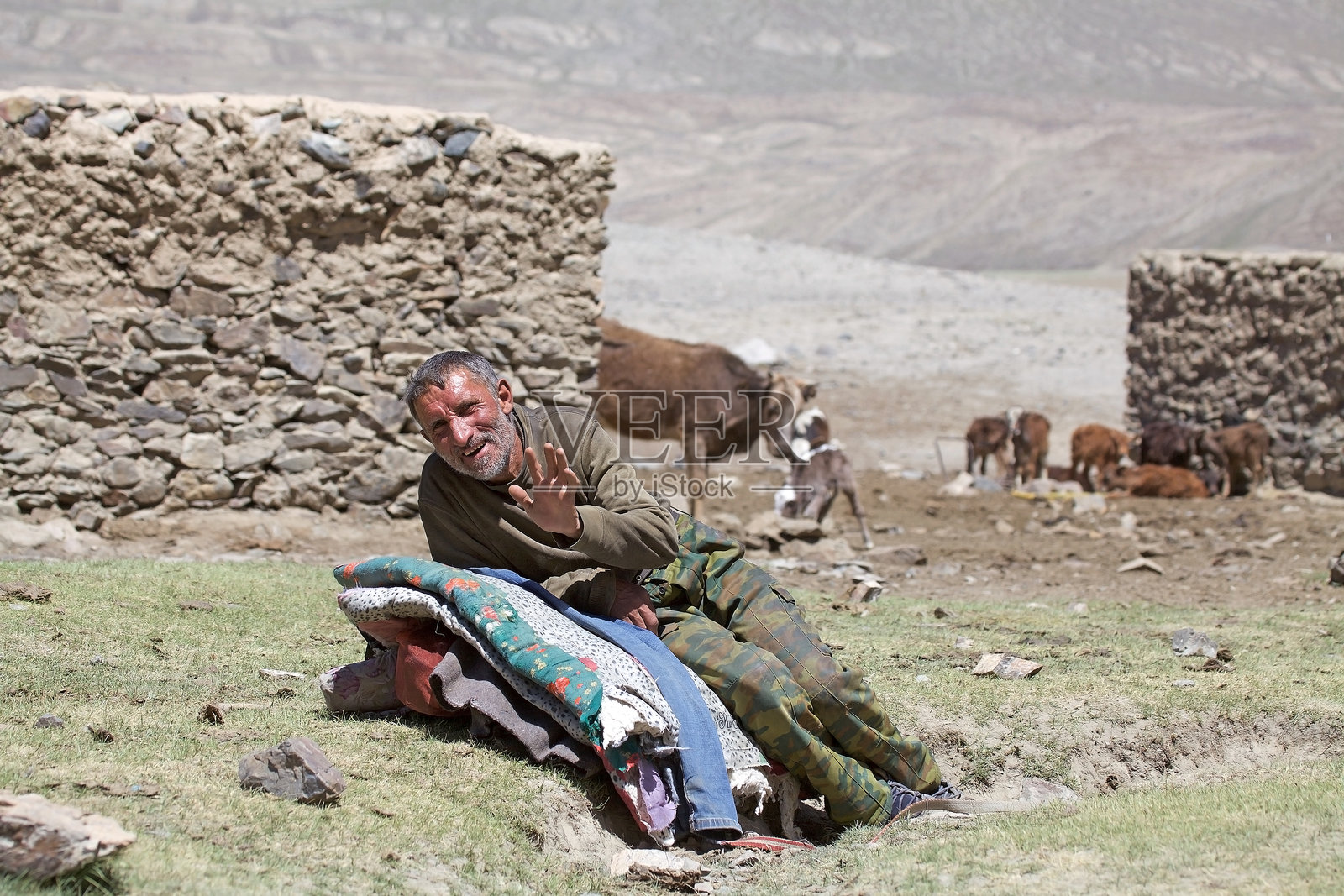 塔吉克斯坦戈尔诺-巴达赫尚地区巴尔唐谷的游牧牧羊人照片摄影图片