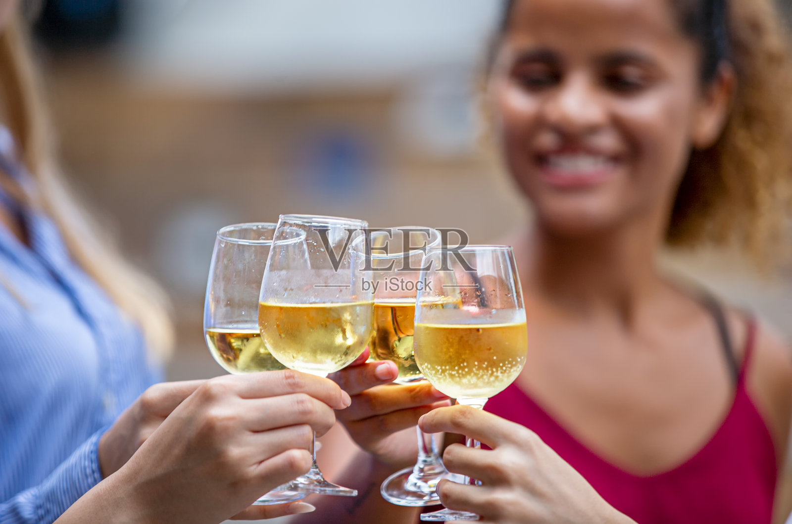 人们喝酒的中间部分照片摄影图片