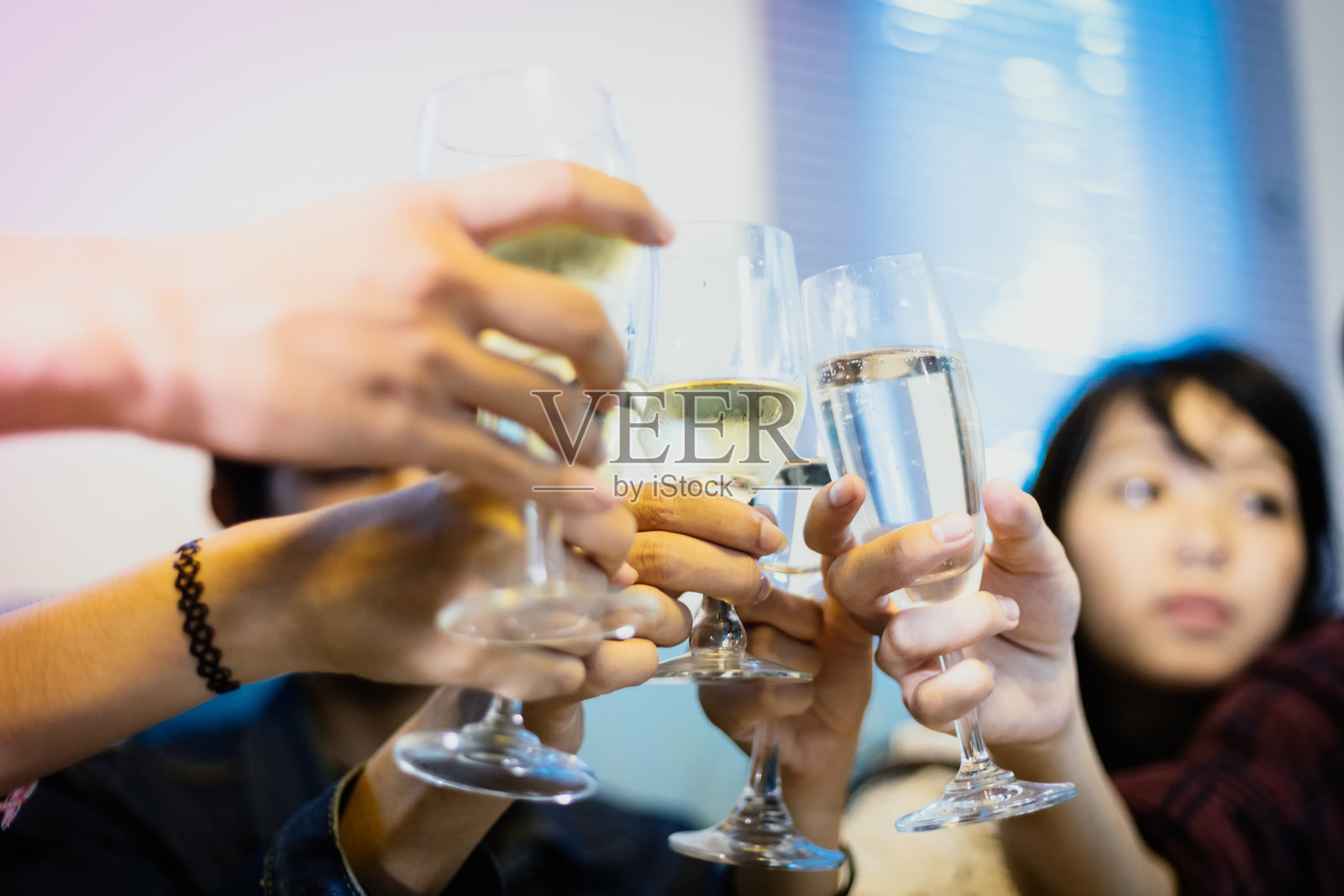 庆祝活动中朋友们举杯互饮香槟照片摄影图片