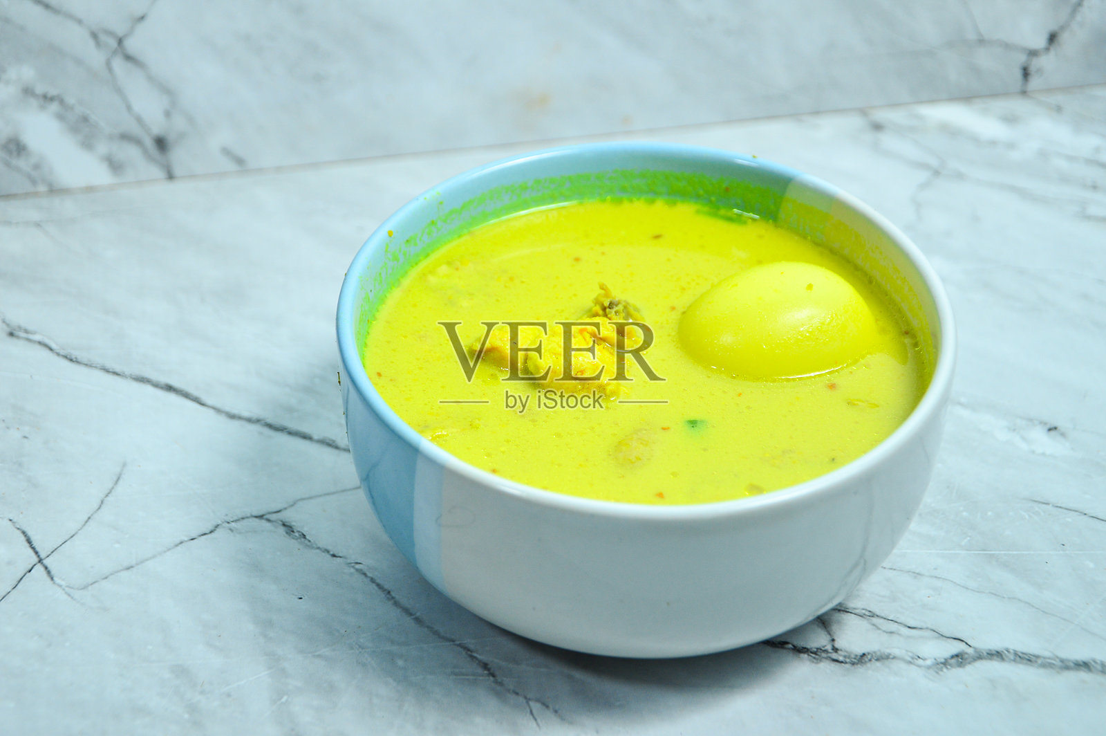 美味的新鲜印尼咖喱，配有鸡肉和鸡蛋以及孜然。照片摄影图片