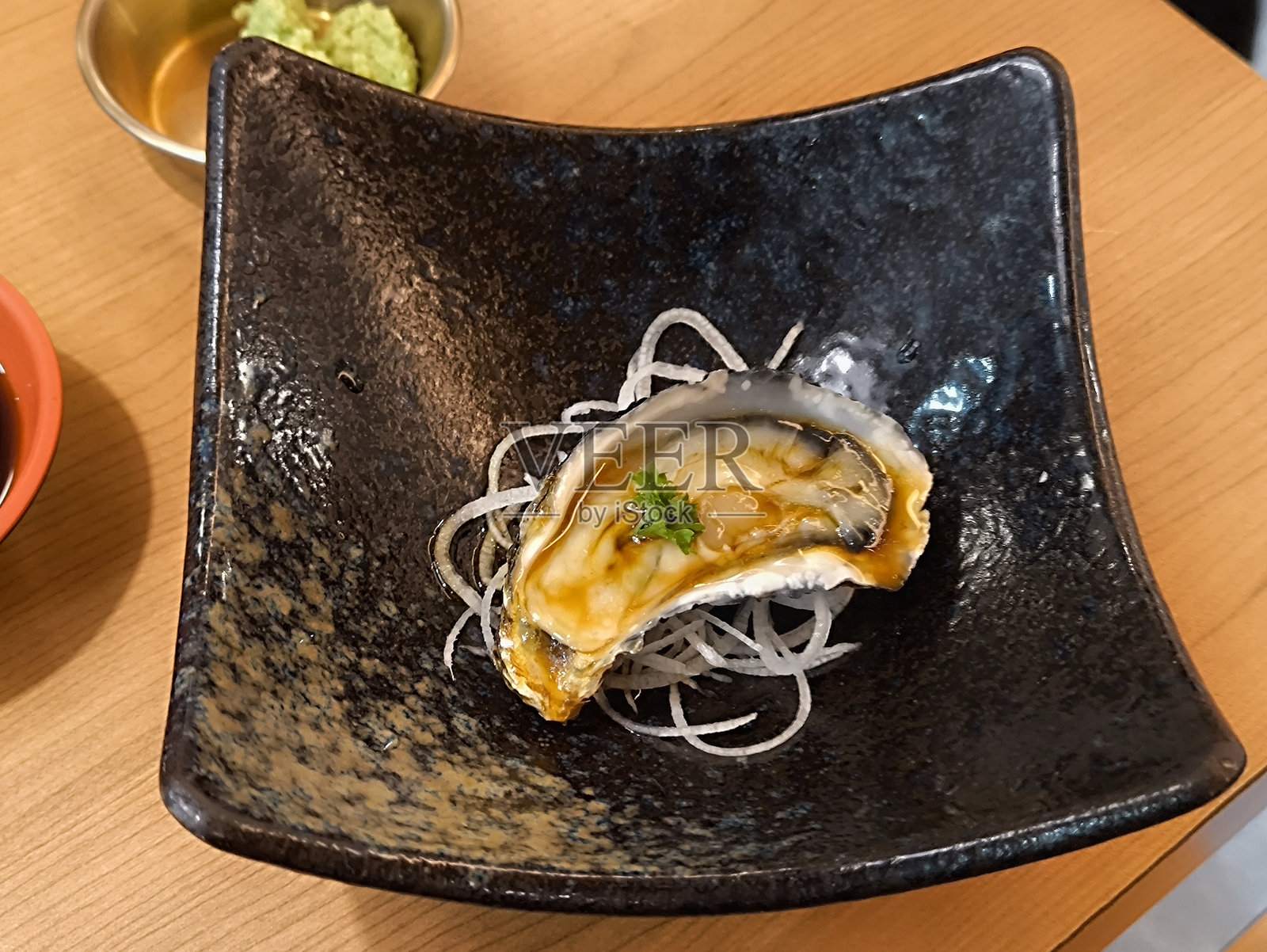 新鲜生蚝配柚子酱。日本料理菜单概念。海鲜菜单照片摄影图片