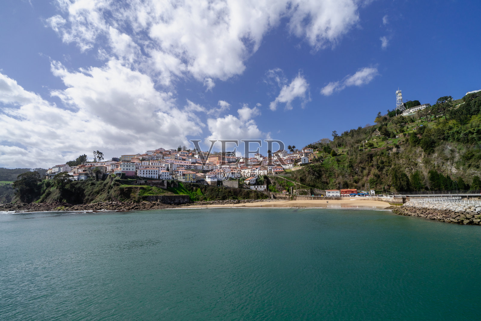 美丽的蓝色海洋与背景中的小镇照片摄影图片