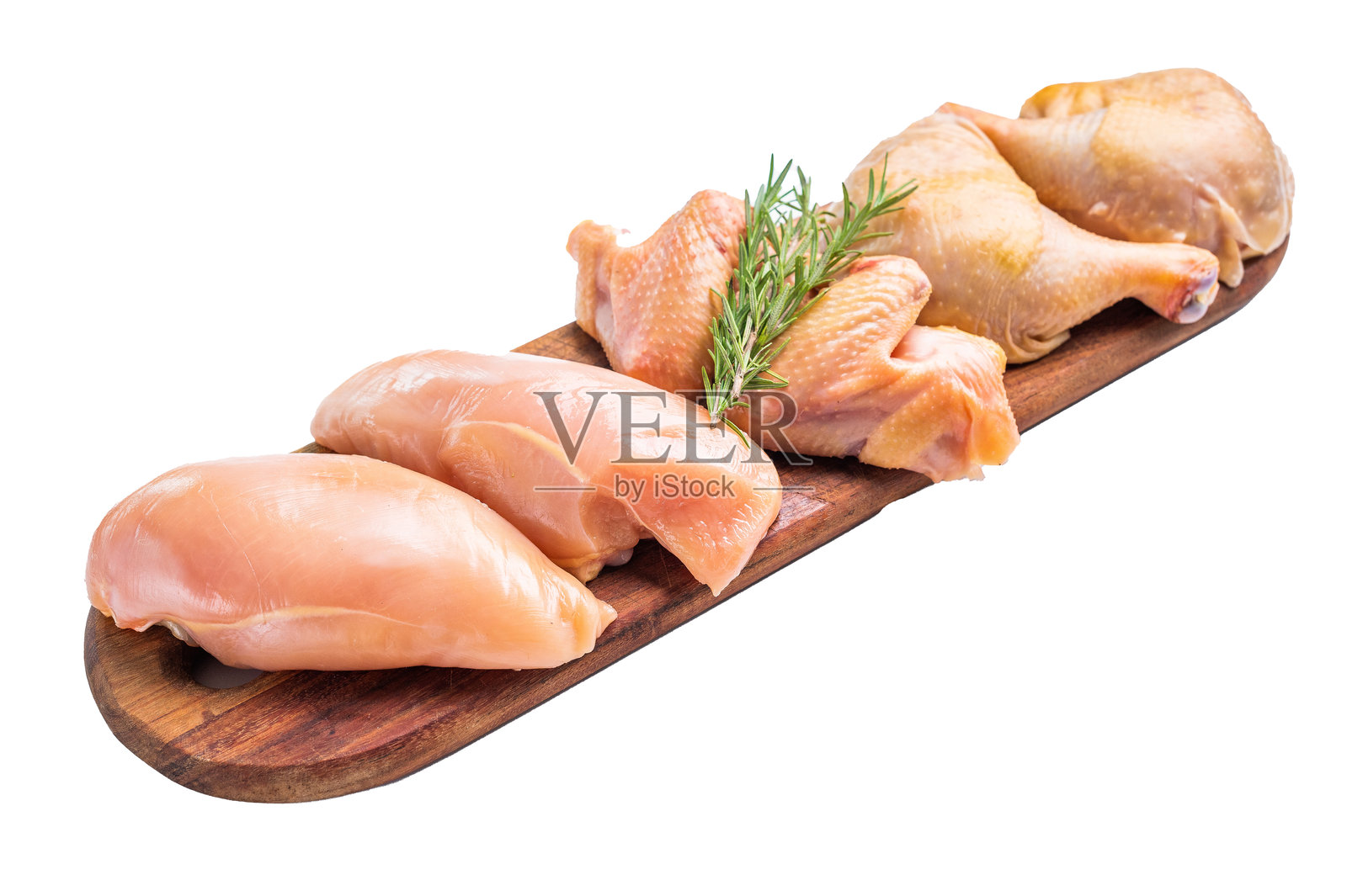 新鲜生鸡胸肉和鸡腿放在木板上，背景为白色照片摄影图片
