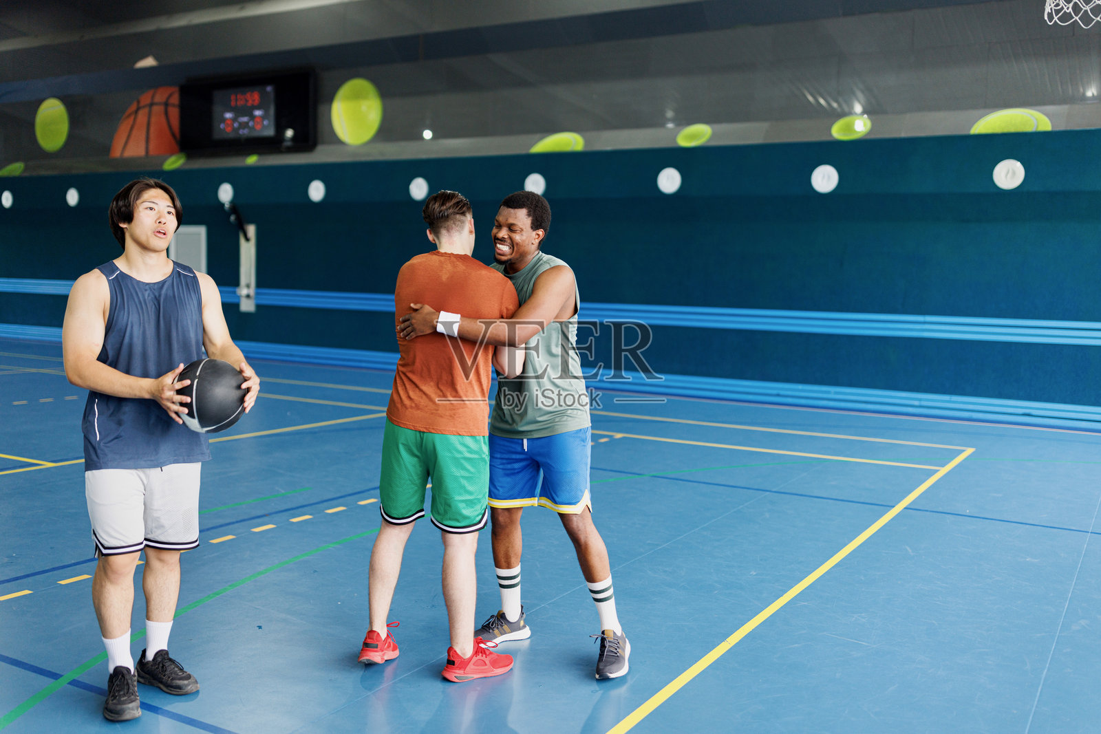 朋友们在体育馆里运动时建立了友谊照片摄影图片