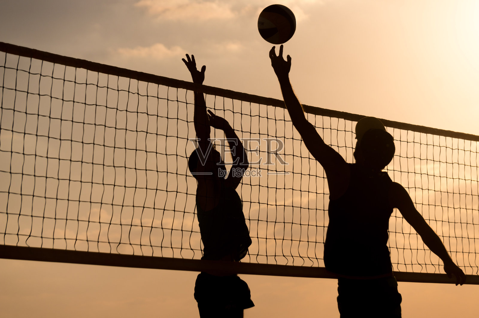 日落时分天空下的排球比赛男子剪影照片摄影图片