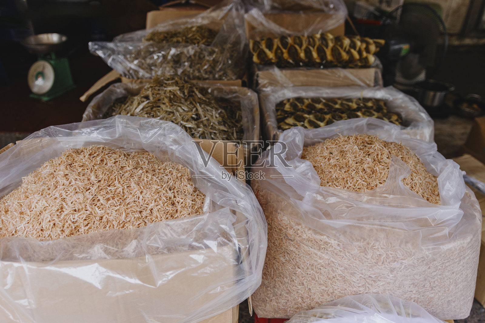 干燥美味的鱼装在袋子里照片摄影图片