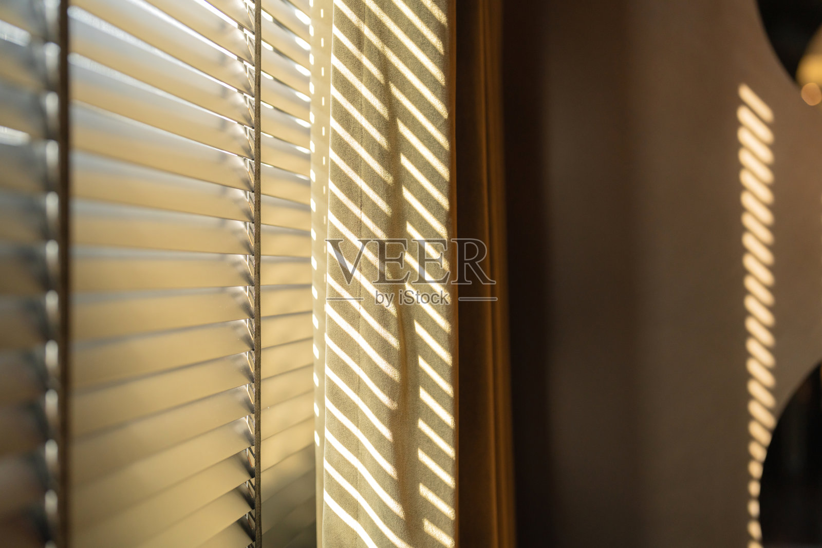 家居室内设计概念：自然木窗和白色门框，阳光透射进来。照片摄影图片