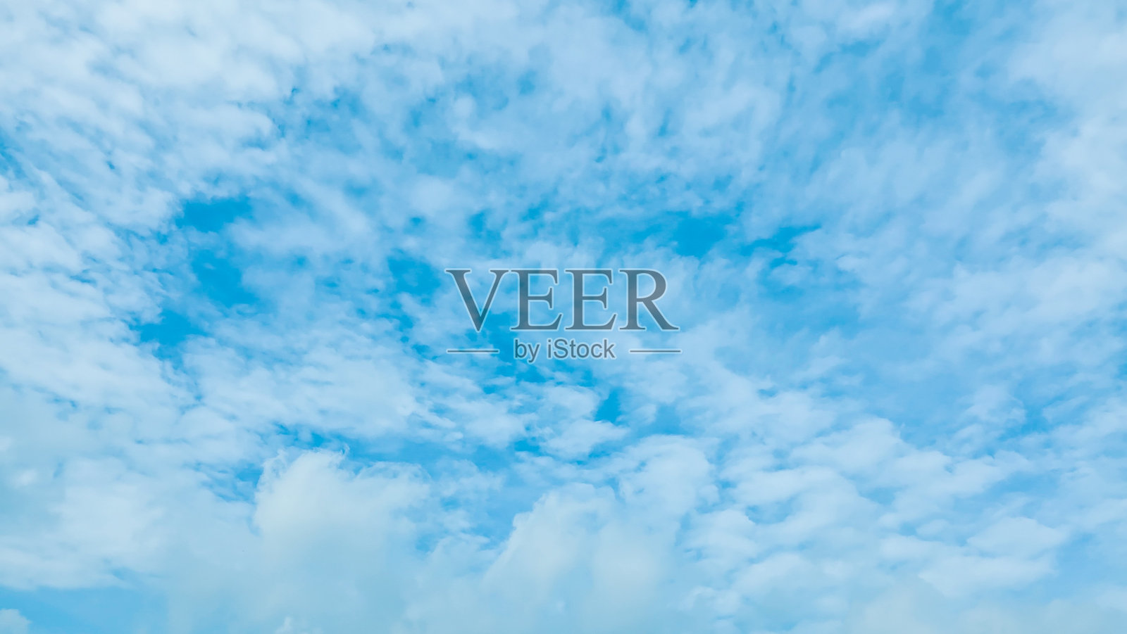 蓝天上漂浮着大朵云彩。照片摄影图片