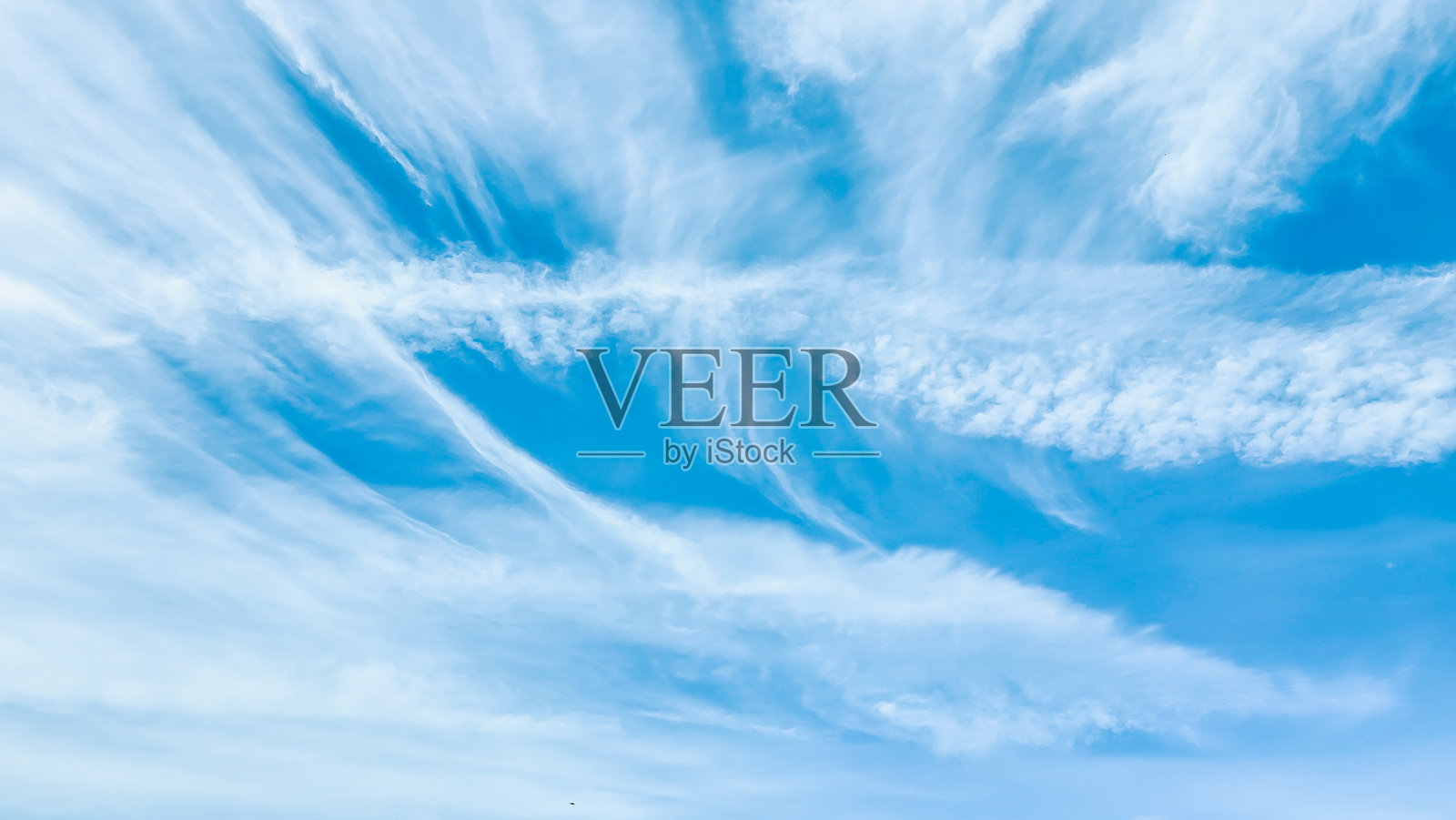 蓝天上漂浮着大朵云彩。照片摄影图片