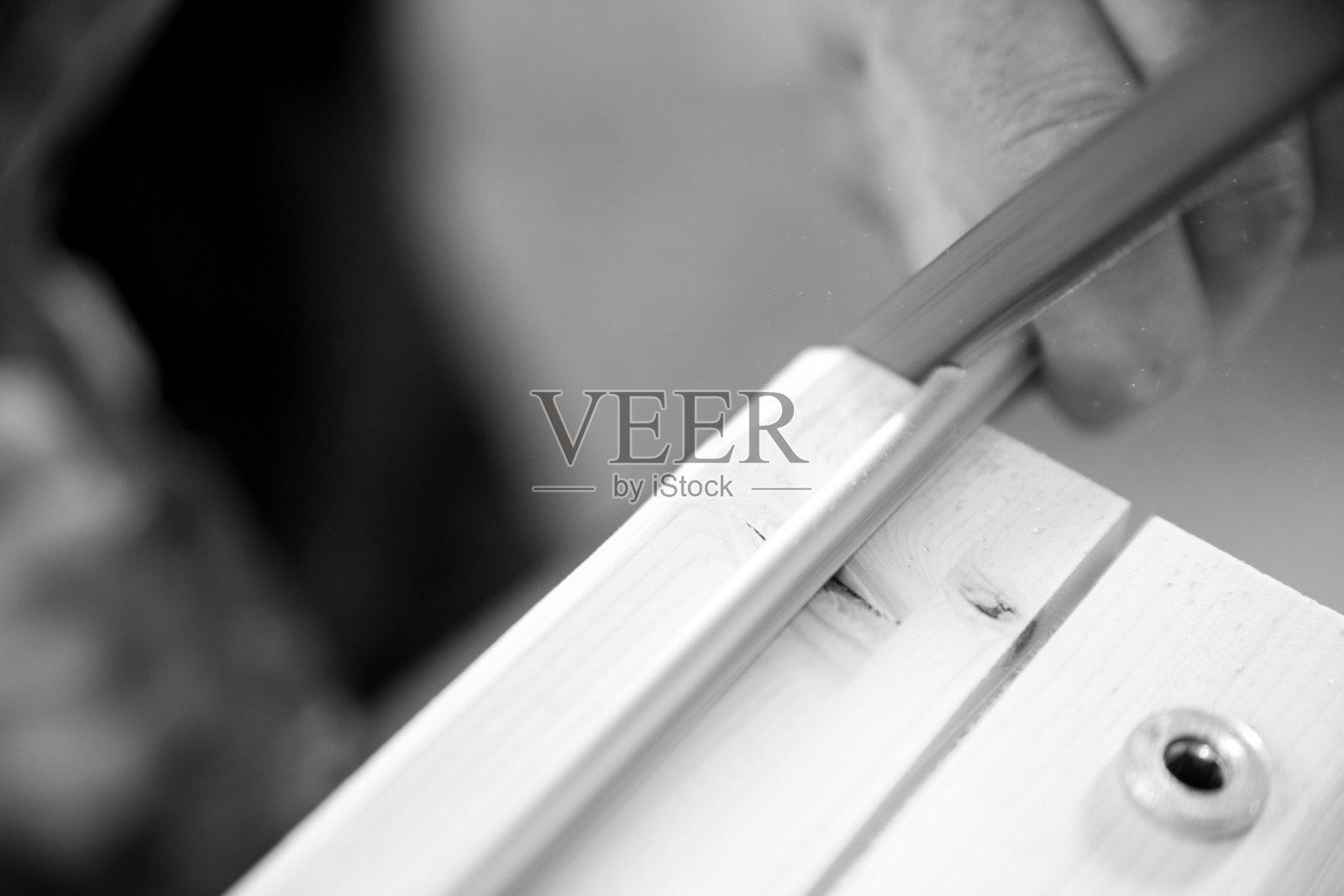 黑白照片中，木匠正在小心地加工木材照片摄影图片