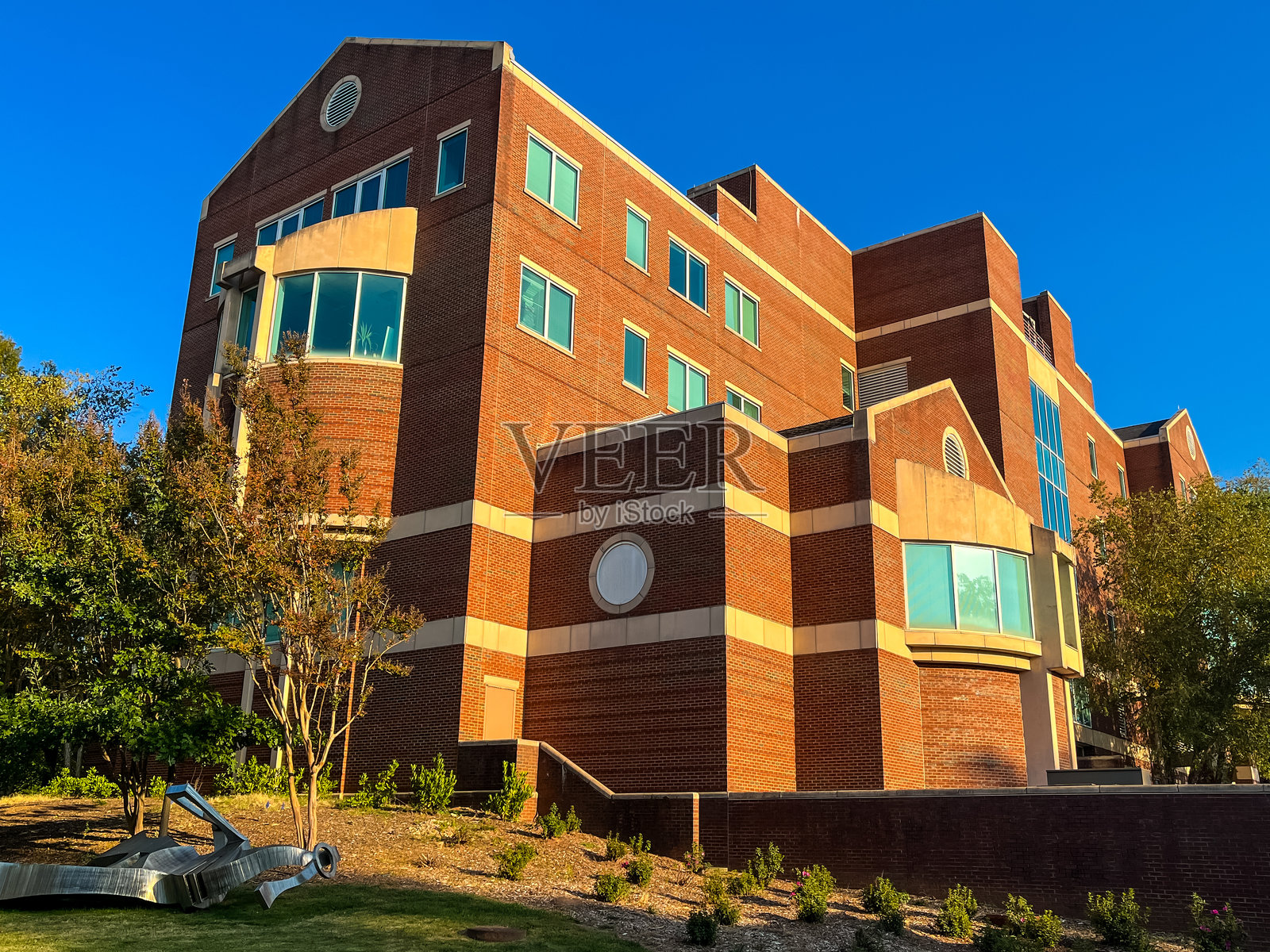 多层砖建筑与园林景观照片摄影图片