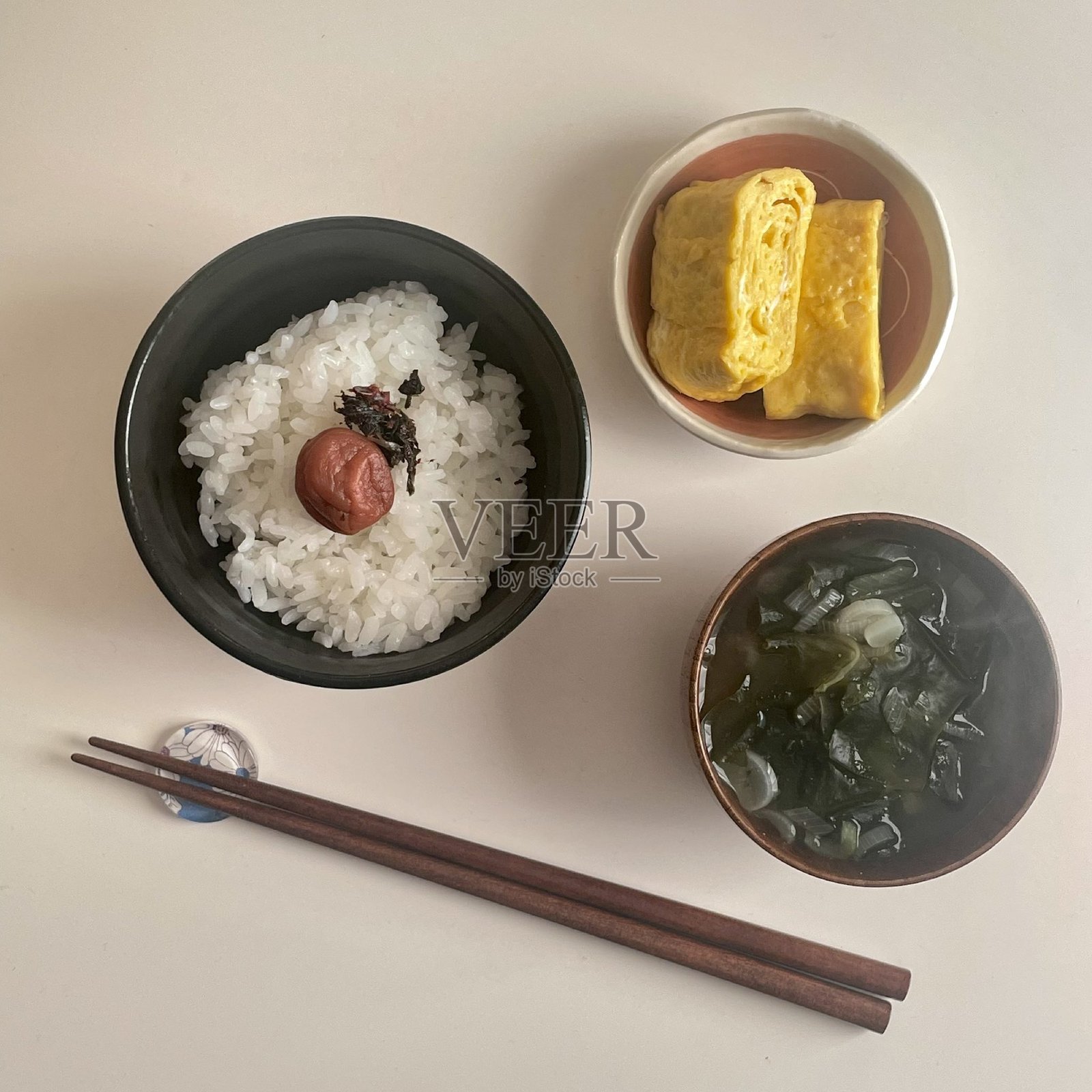 桌上色彩丰富的韩国美食，包含多种小菜（banchan），如泡菜、腌制蔬菜和调味绿叶菜。非常适合美食摄影，展示传统的韩国餐饮文化。照片摄影图片