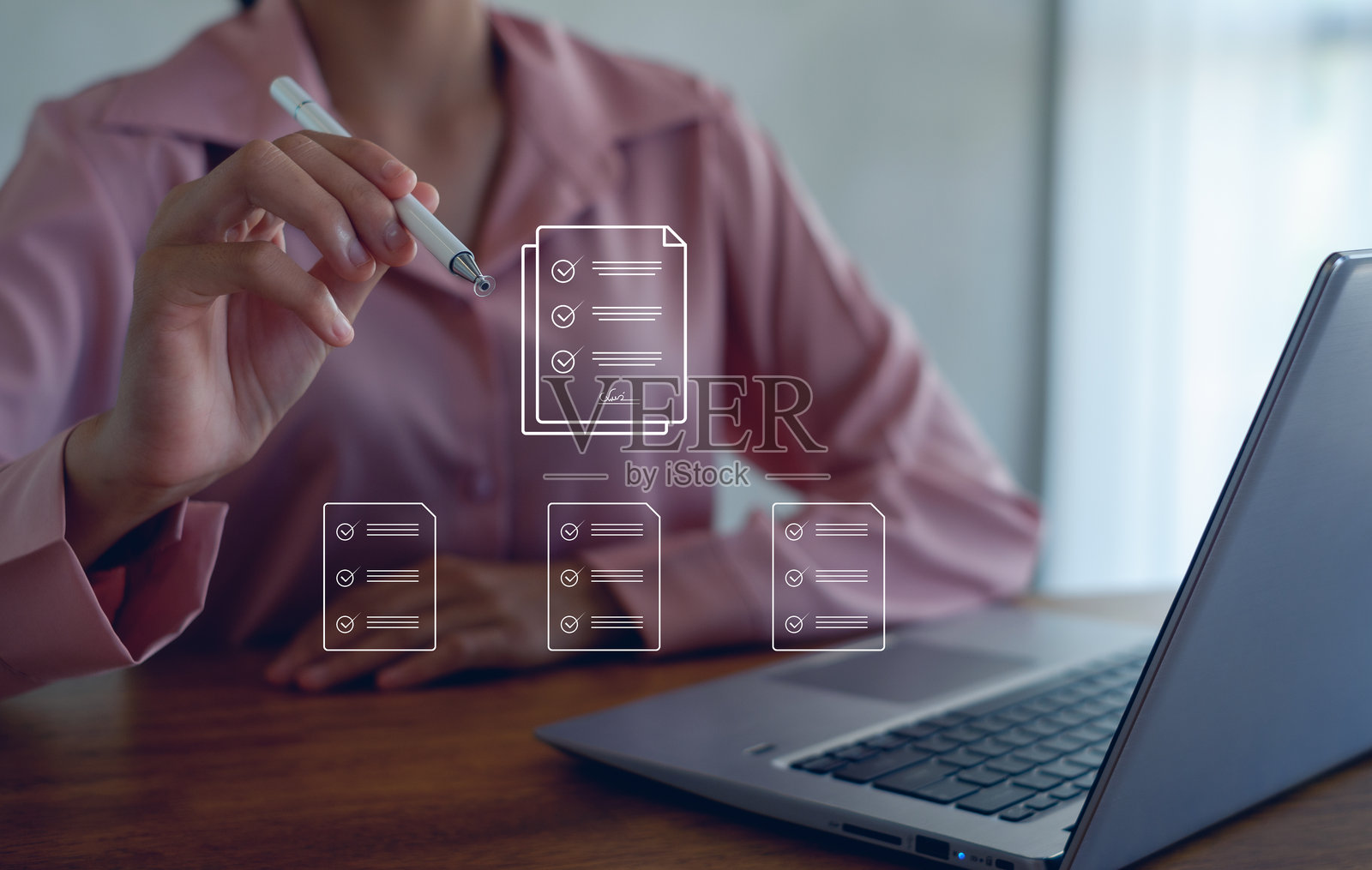 电子签名，数字文档管理，无纸化办公，签署商业合同概念，在线商业合同电子签名。照片摄影图片