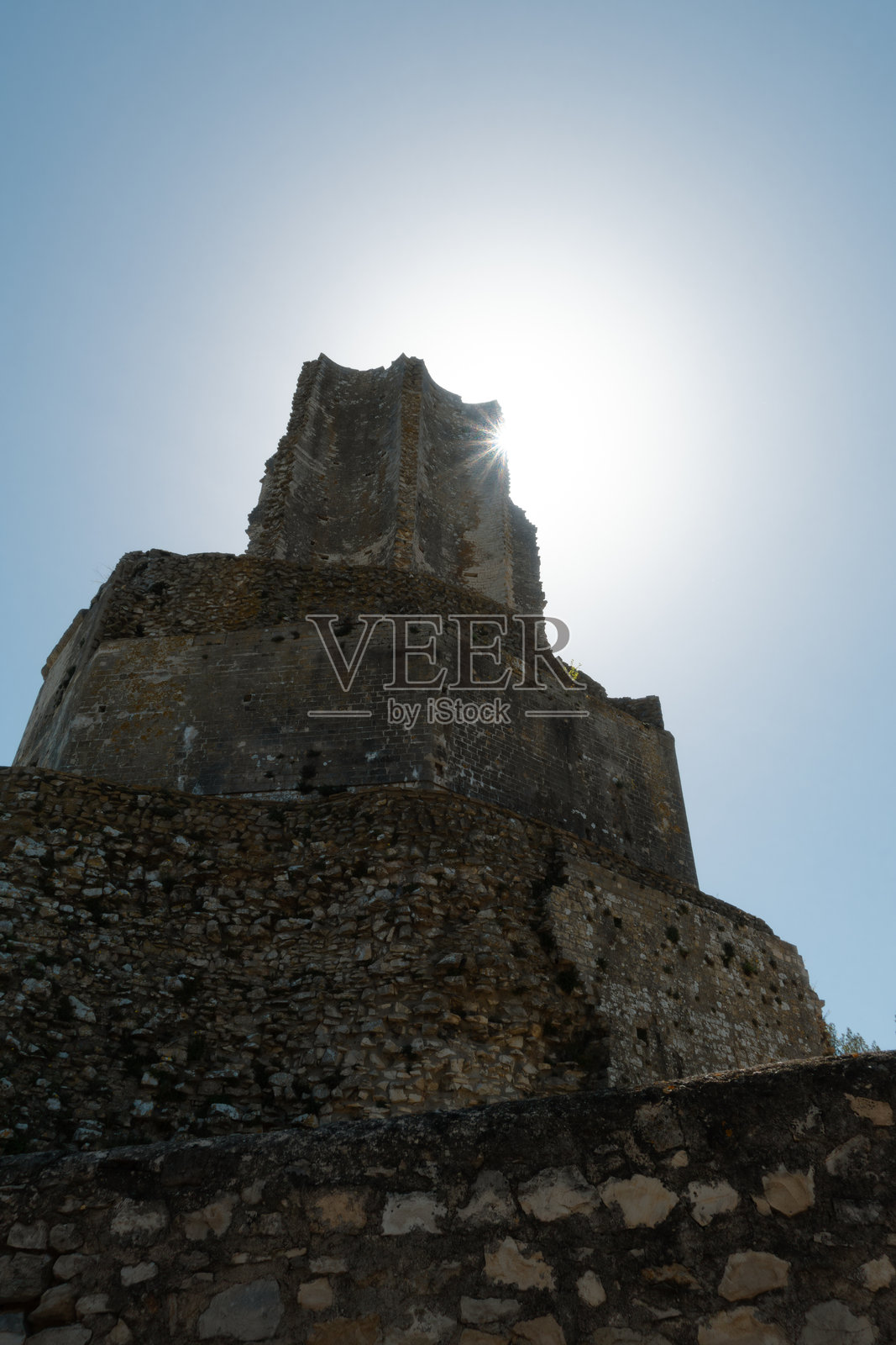 尼姆市喷泉花园中的马格纳塔，位于法国南部奥克西塔尼大区。阳光星星的照片。照片摄影图片