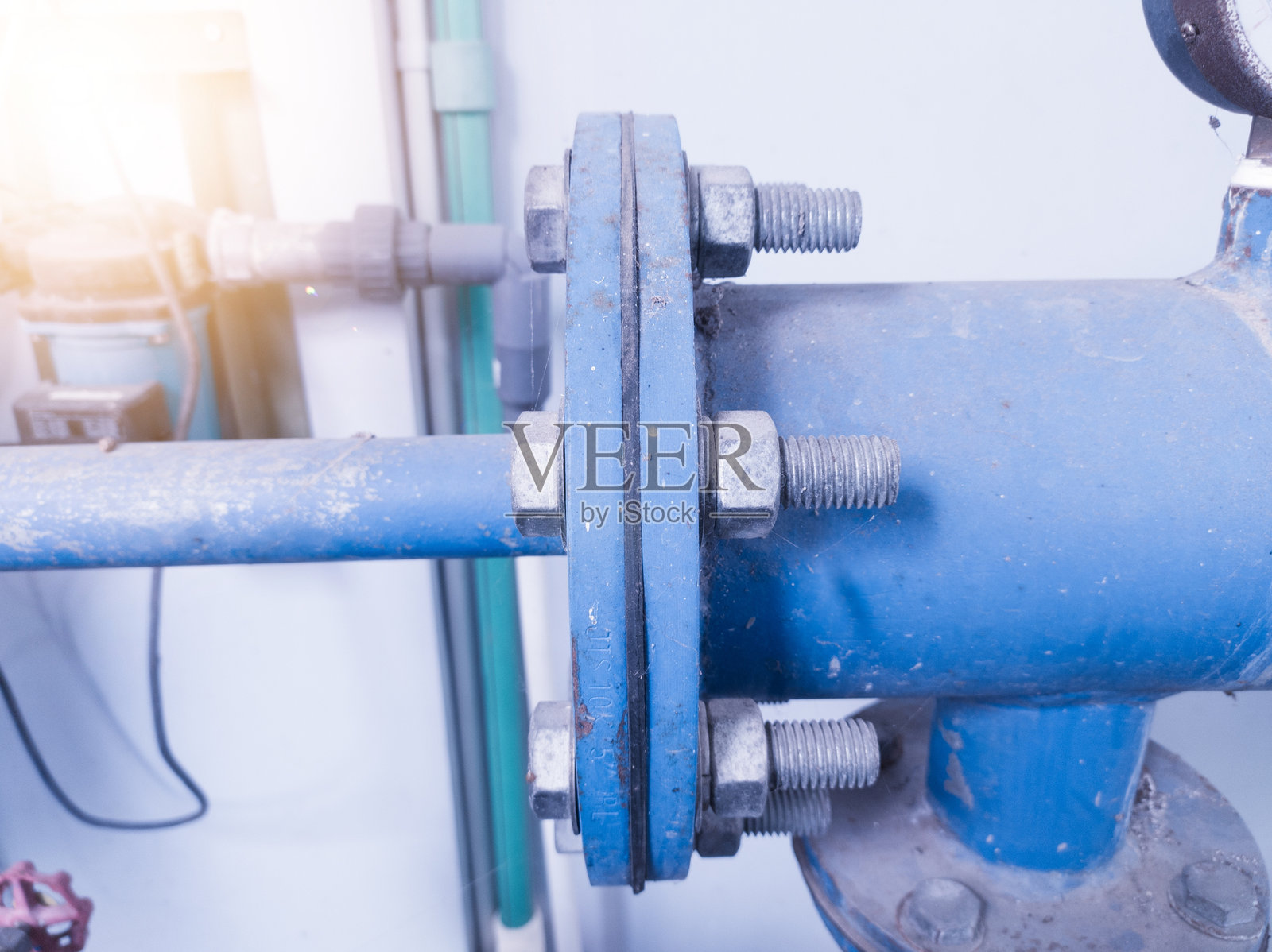 水处理行业安装的水管钢法兰减径管。照片摄影图片