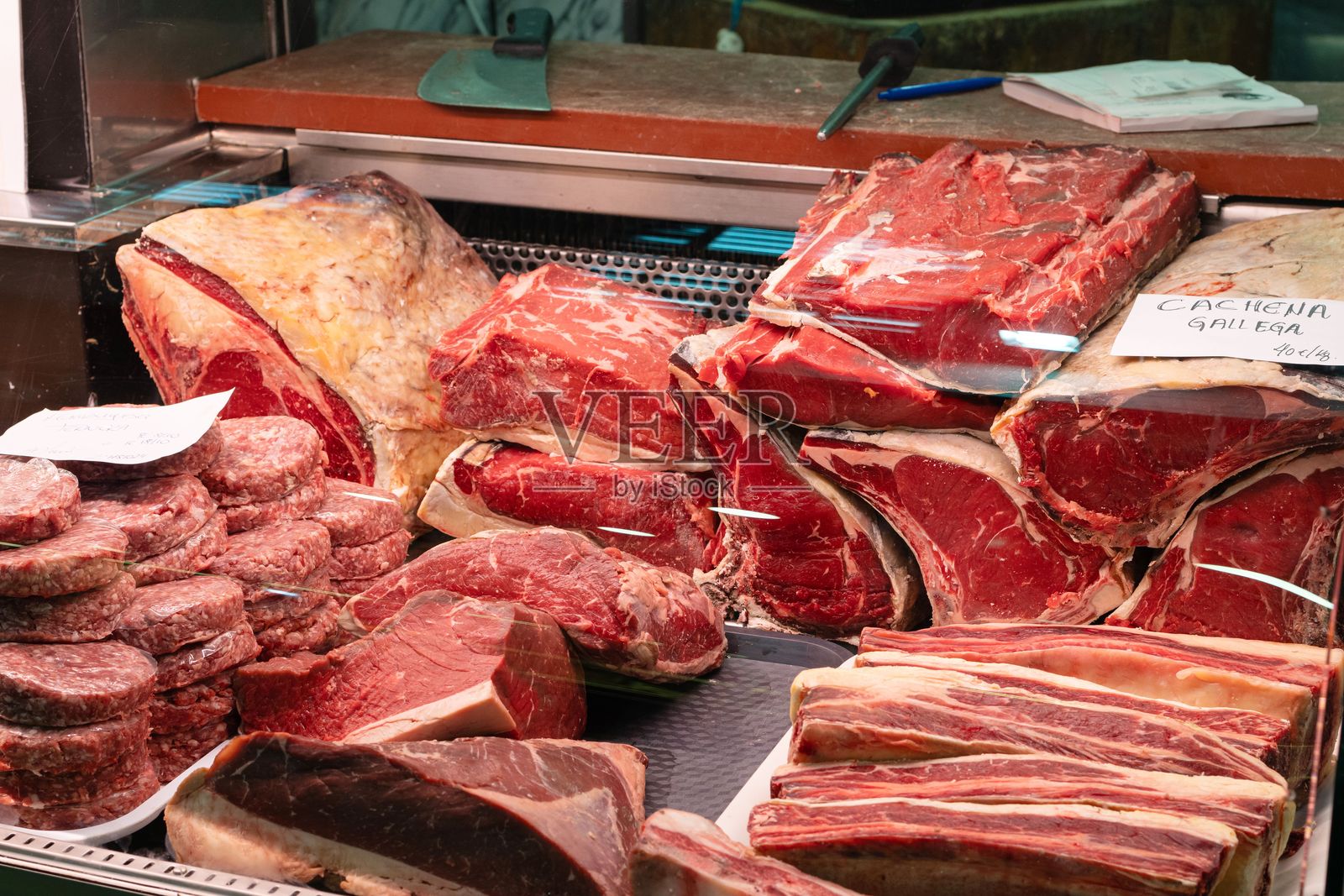 西班牙农贸市场出售的新鲜牛肉照片摄影图片