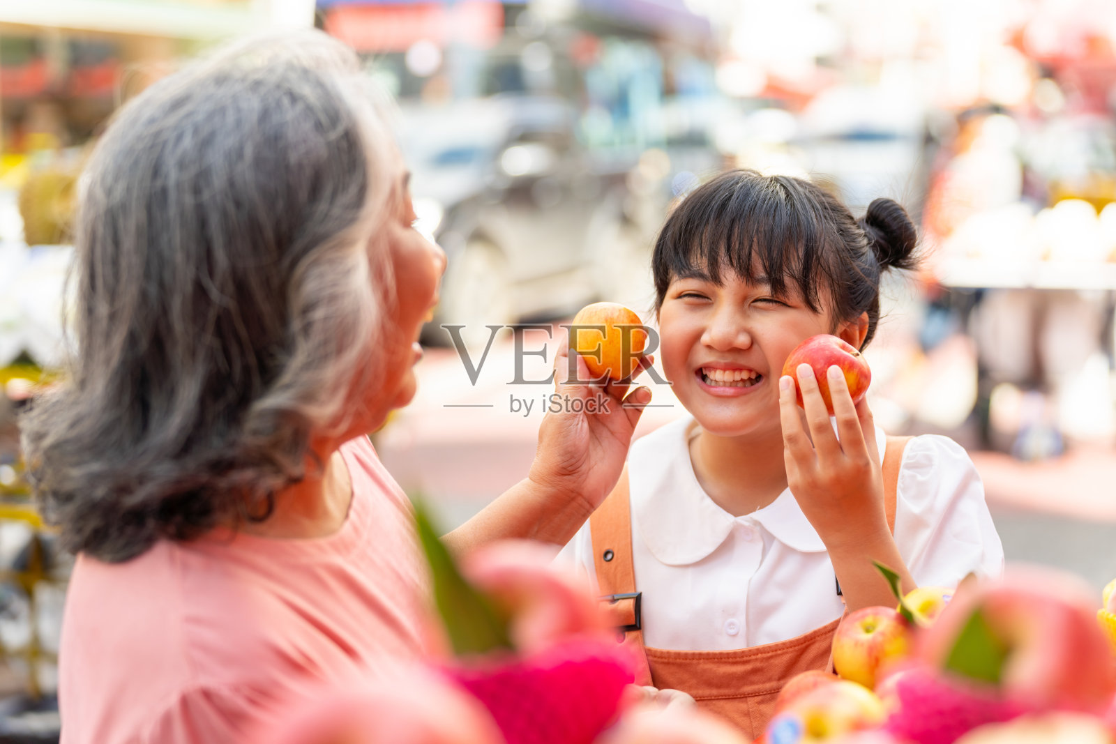 祖母和孙女在城市旅行。照片摄影图片