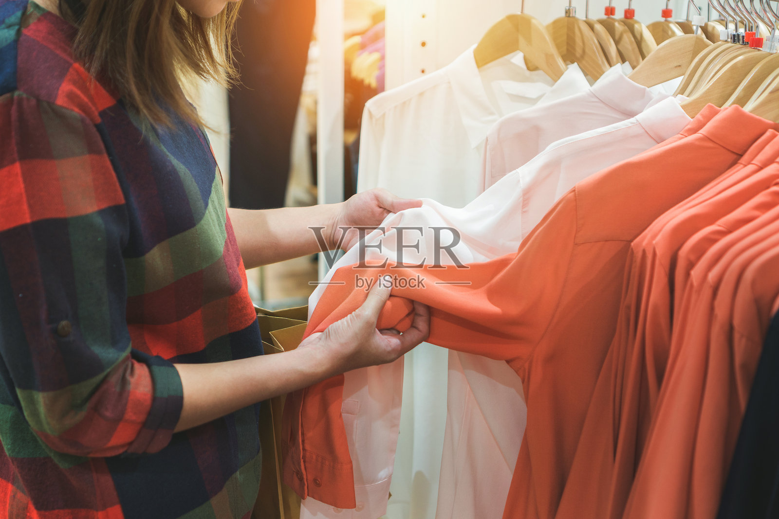 女性在服装店购物的侧面中段视图照片摄影图片