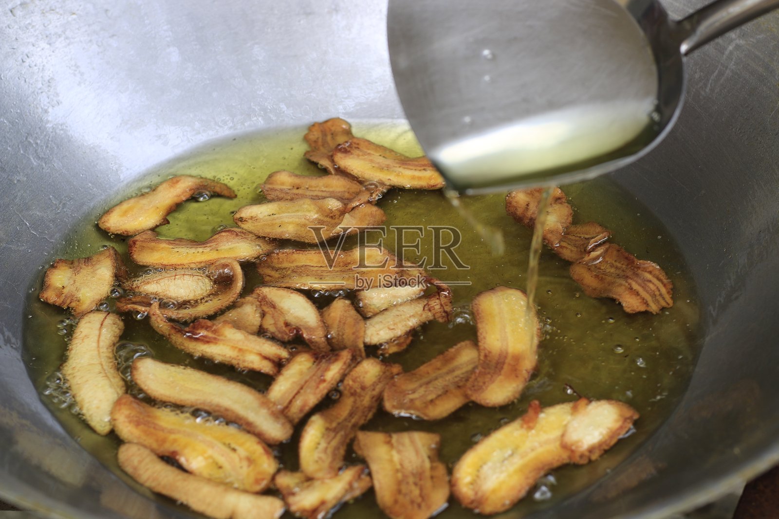 高角度视图的锅中肉类照片摄影图片