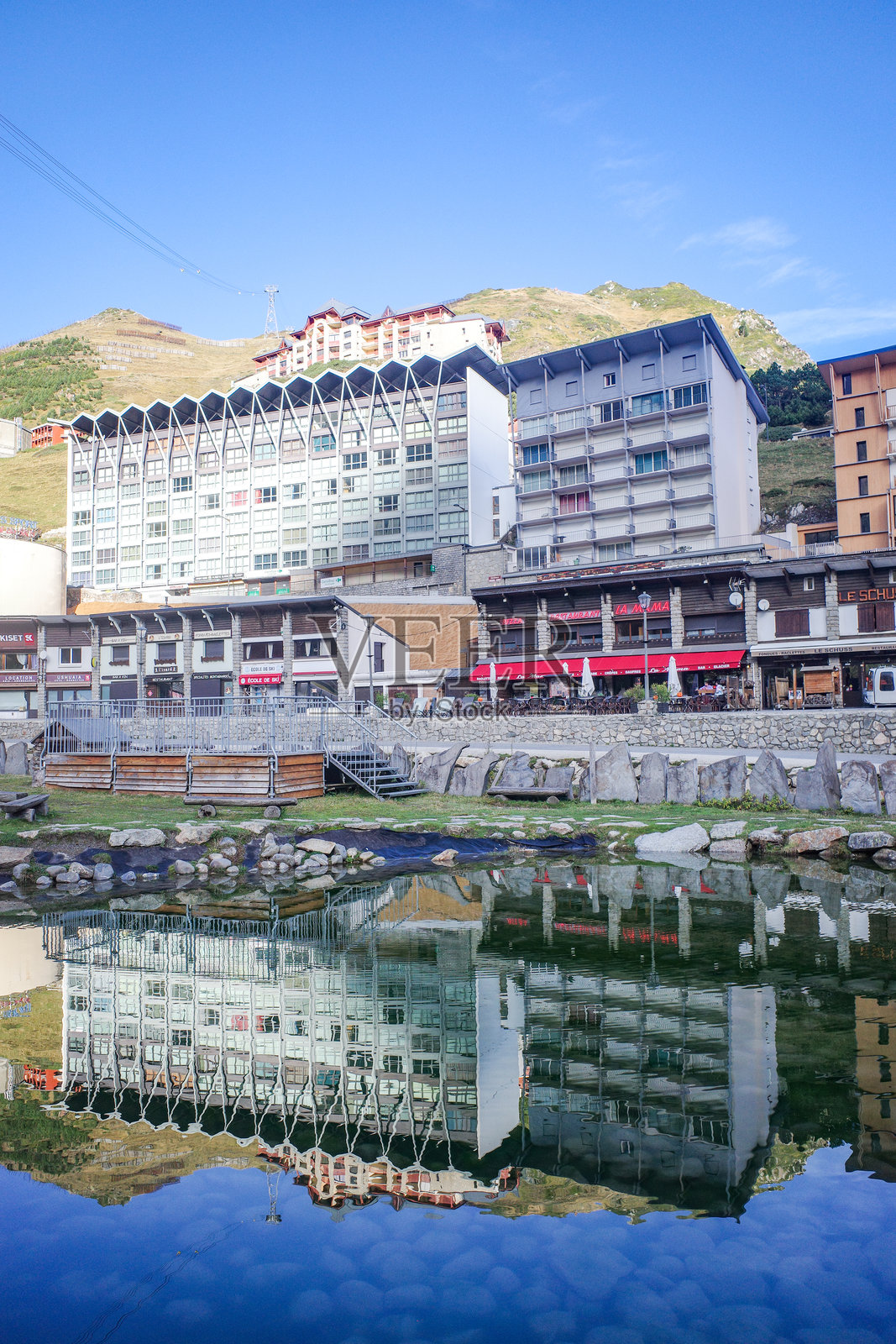 法国比戈尔地区的皮雷尼山滑雪度假村村庄拉蒙吉照片摄影图片